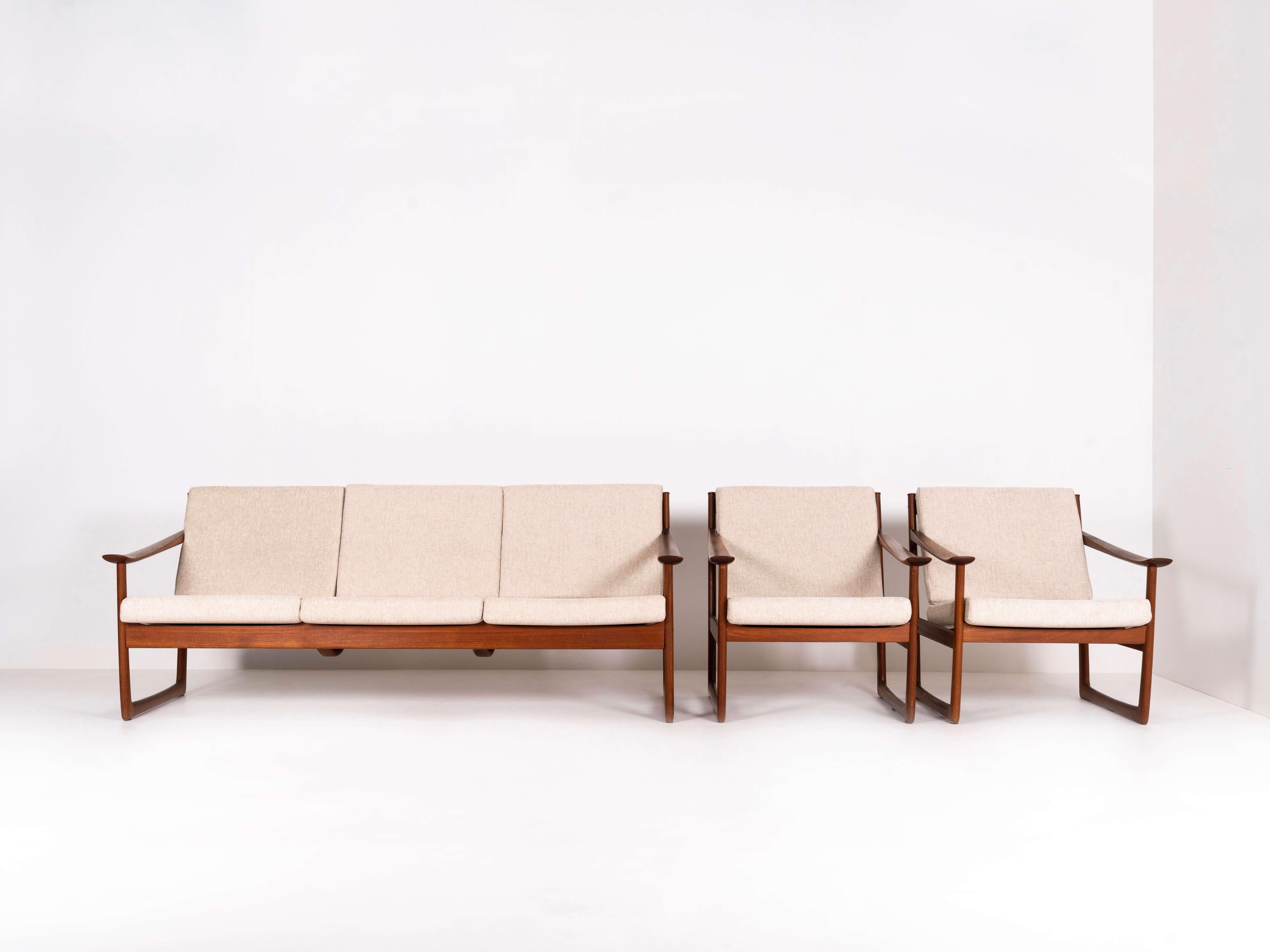 Amazing set of a three seater sofa and two arm chairs of the famous model FD130 by Peter Hvidt & Orla Mølgaard Nielsen. This set is manufactered for France & Søn in Denmark in the 1960s. The sofa and chairs have the recognizable arm rests and sides