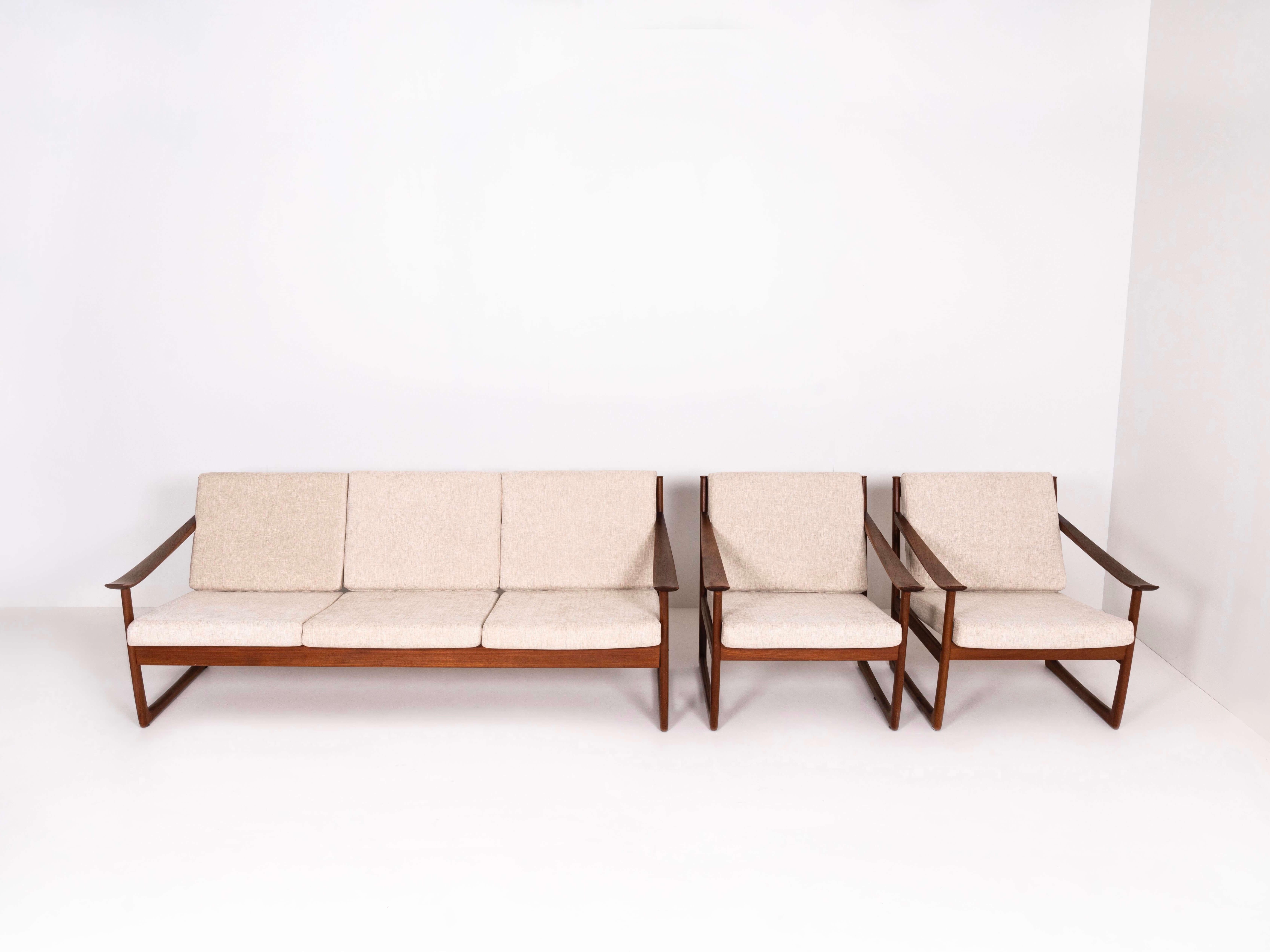 Scandinavian Modern Set of Sofa and Two Arm Chairs Model FD130 Peter Hvidt & Orla Mølgaard Nielsen