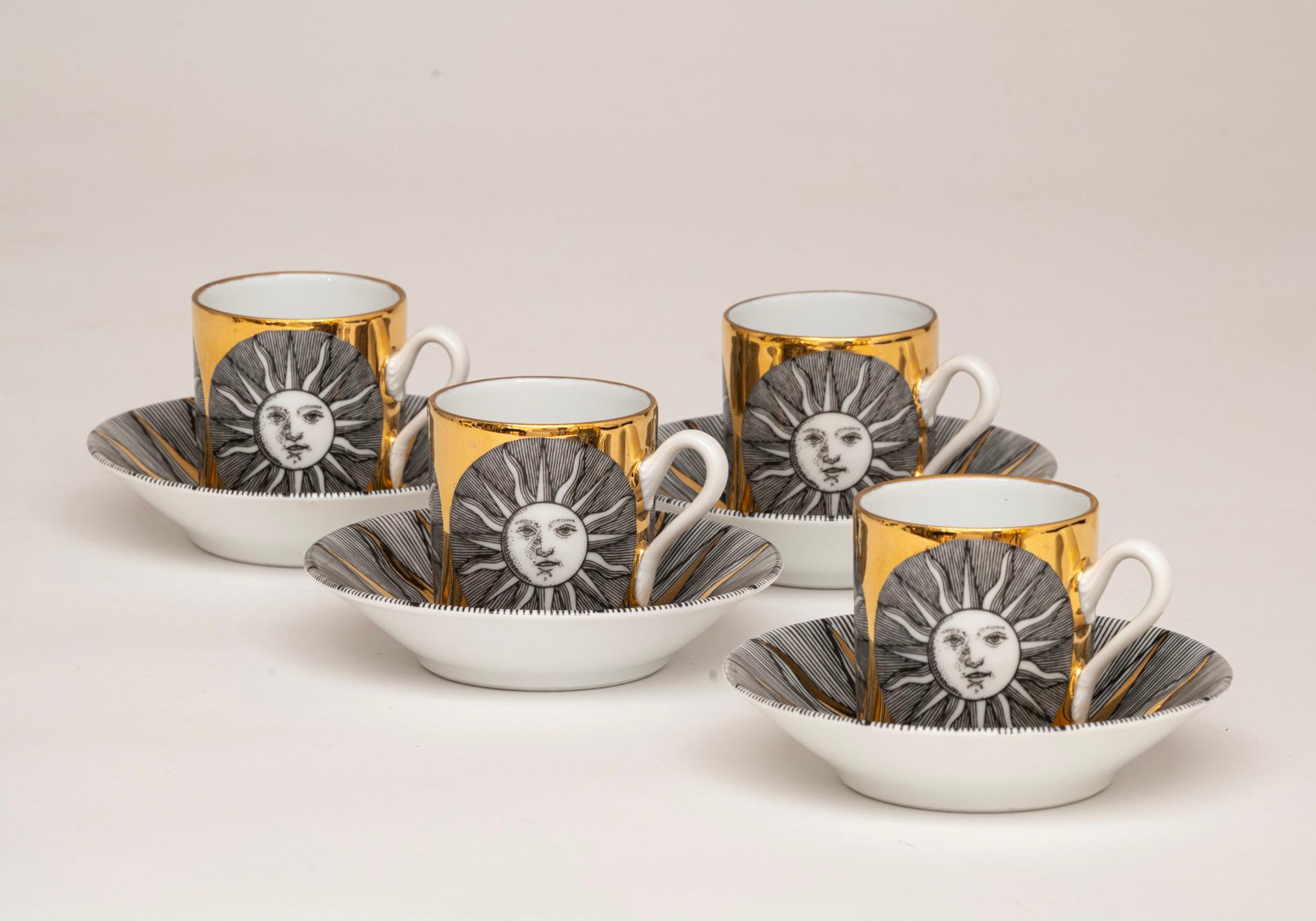 Raro y temprano juego de cuatro tazas y platillos para café expreso diseñado por Piero Fornasetti, Italia, hacia 1955. Producidas por la histórica empresa de cerámica italiana Richard Ginori, estas hermosas piezas de porcelana están decoradas con el