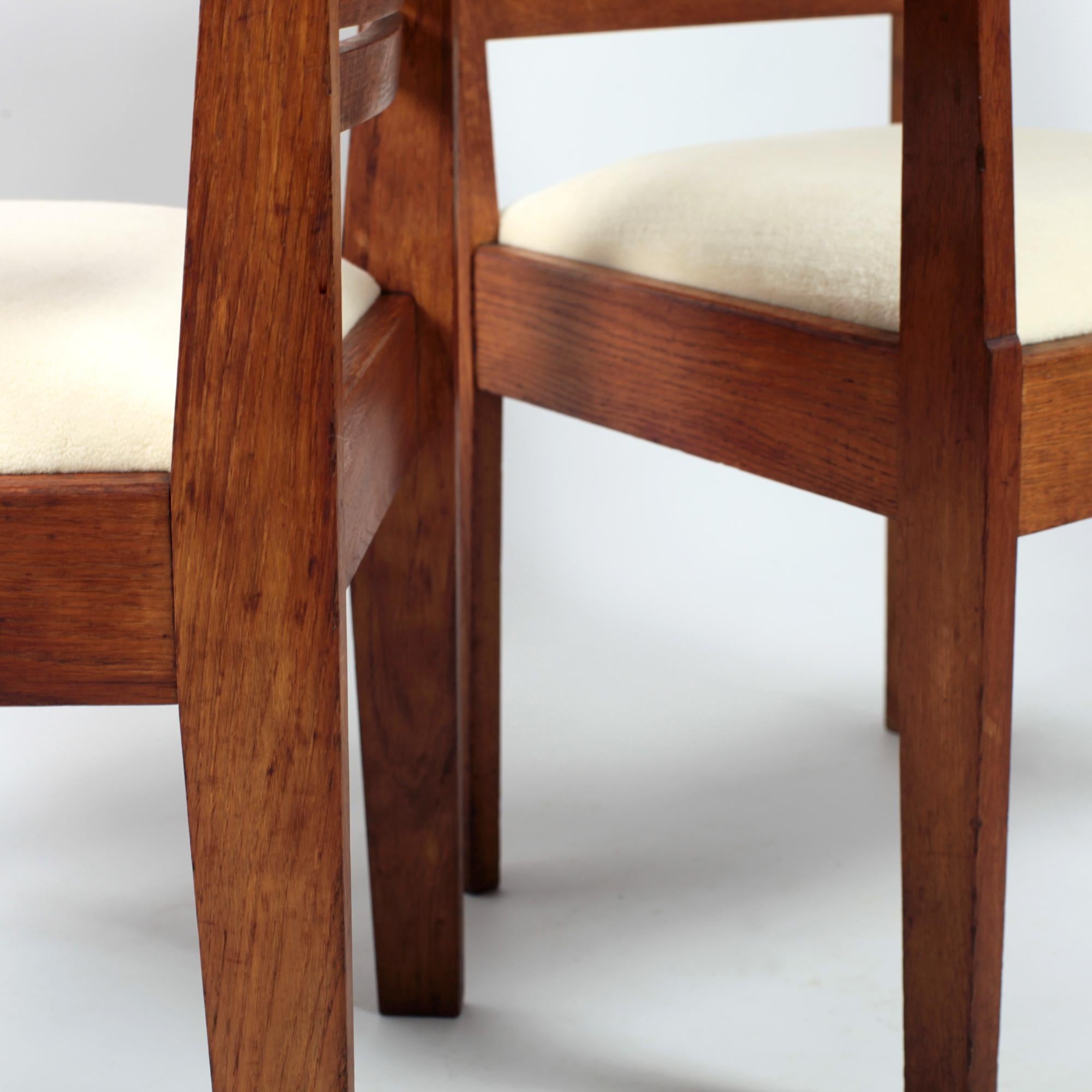 Satz von Esszimmerstühlen aus massivem Eichenholz (4) und Sesseln (2) Rekonstruktion 1950 im Angebot 6