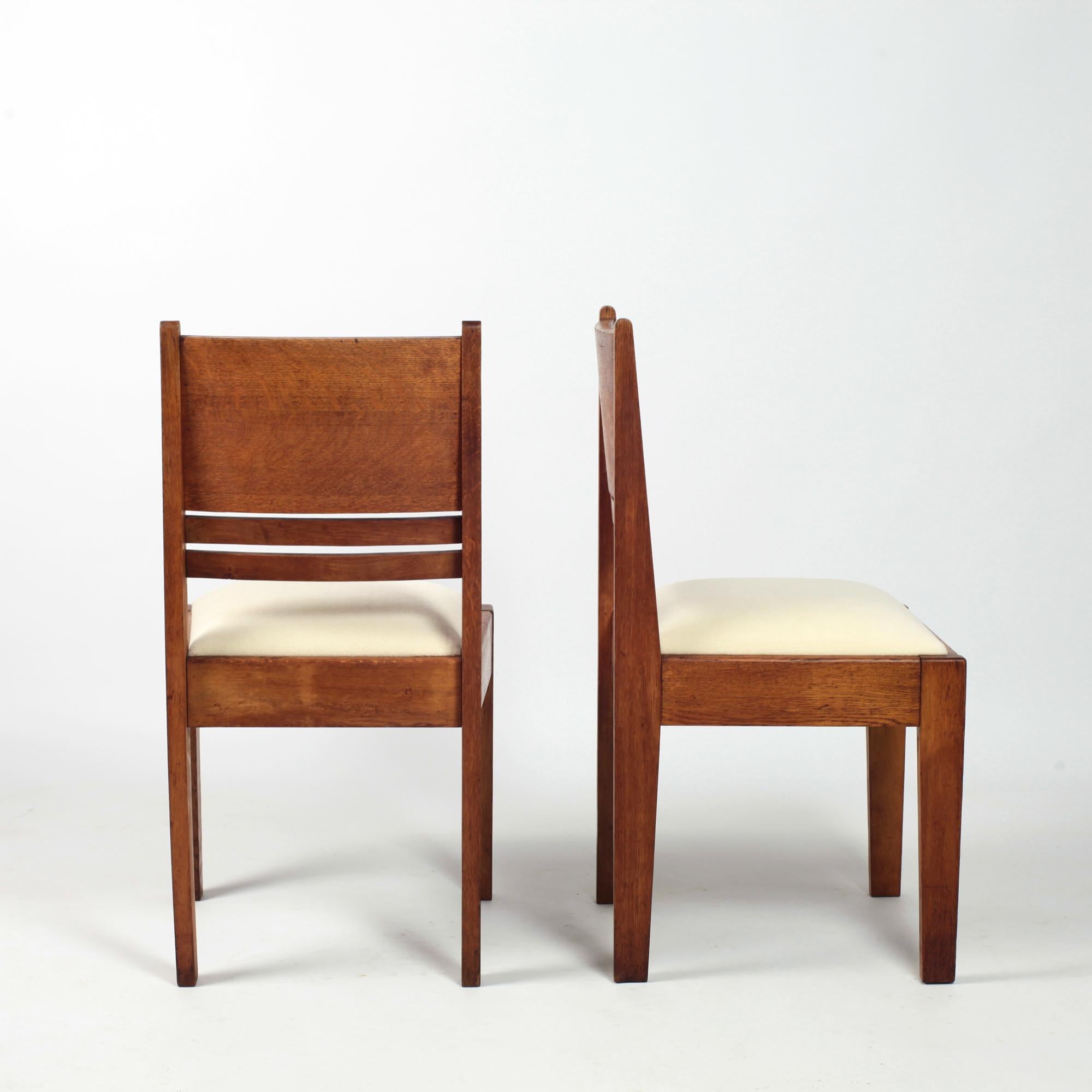 Satz von Esszimmerstühlen aus massivem Eichenholz (4) und Sesseln (2) Rekonstruktion 1950 (Moderne der Mitte des Jahrhunderts) im Angebot