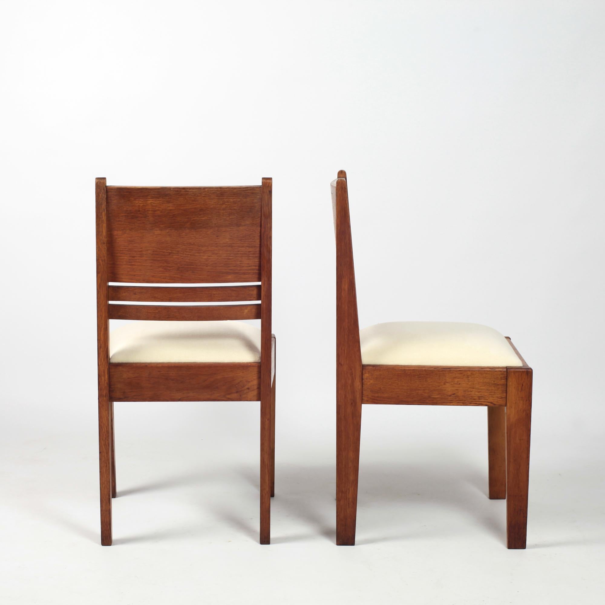 Satz von Esszimmerstühlen aus massivem Eichenholz (4) und Sesseln (2) Rekonstruktion 1950 im Zustand „Gut“ im Angebot in Saint  Ouen, FR