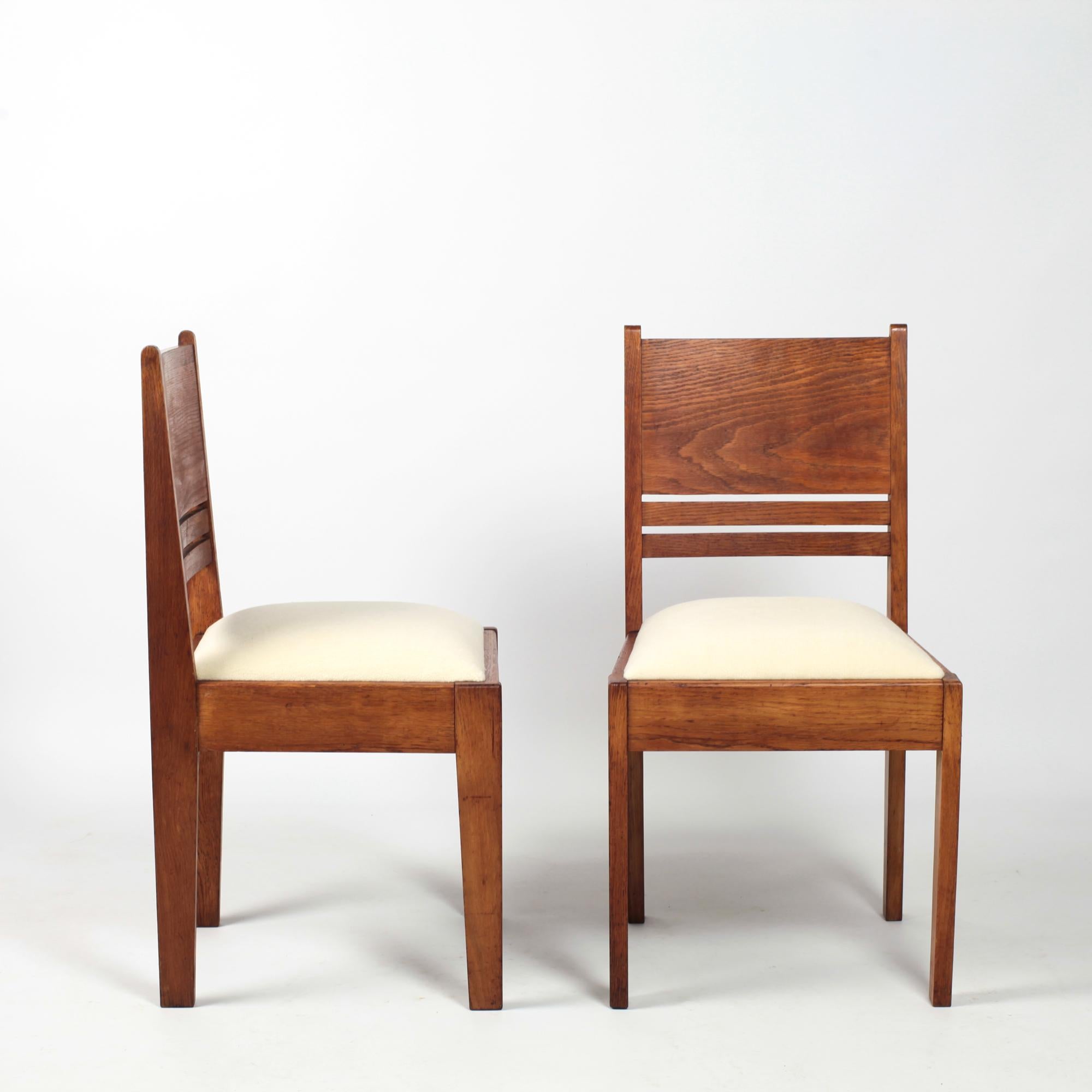 Mid-20th Century Set of Solid Oak Dining Chairs (4) and Armchairs (2) Reconstruction 1950 For Sale