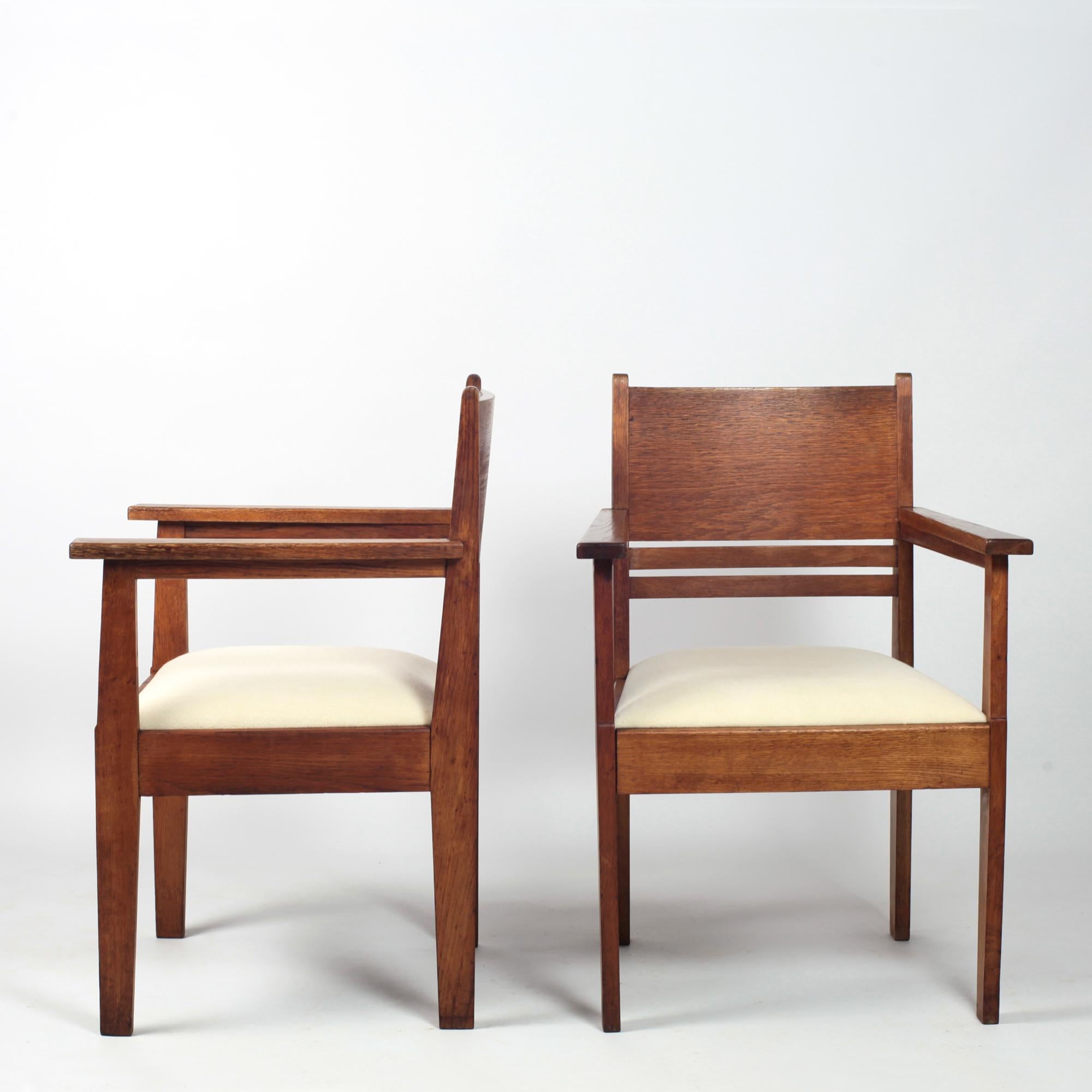 Satz von Esszimmerstühlen aus massivem Eichenholz (4) und Sesseln (2) Rekonstruktion 1950 (Wolle) im Angebot