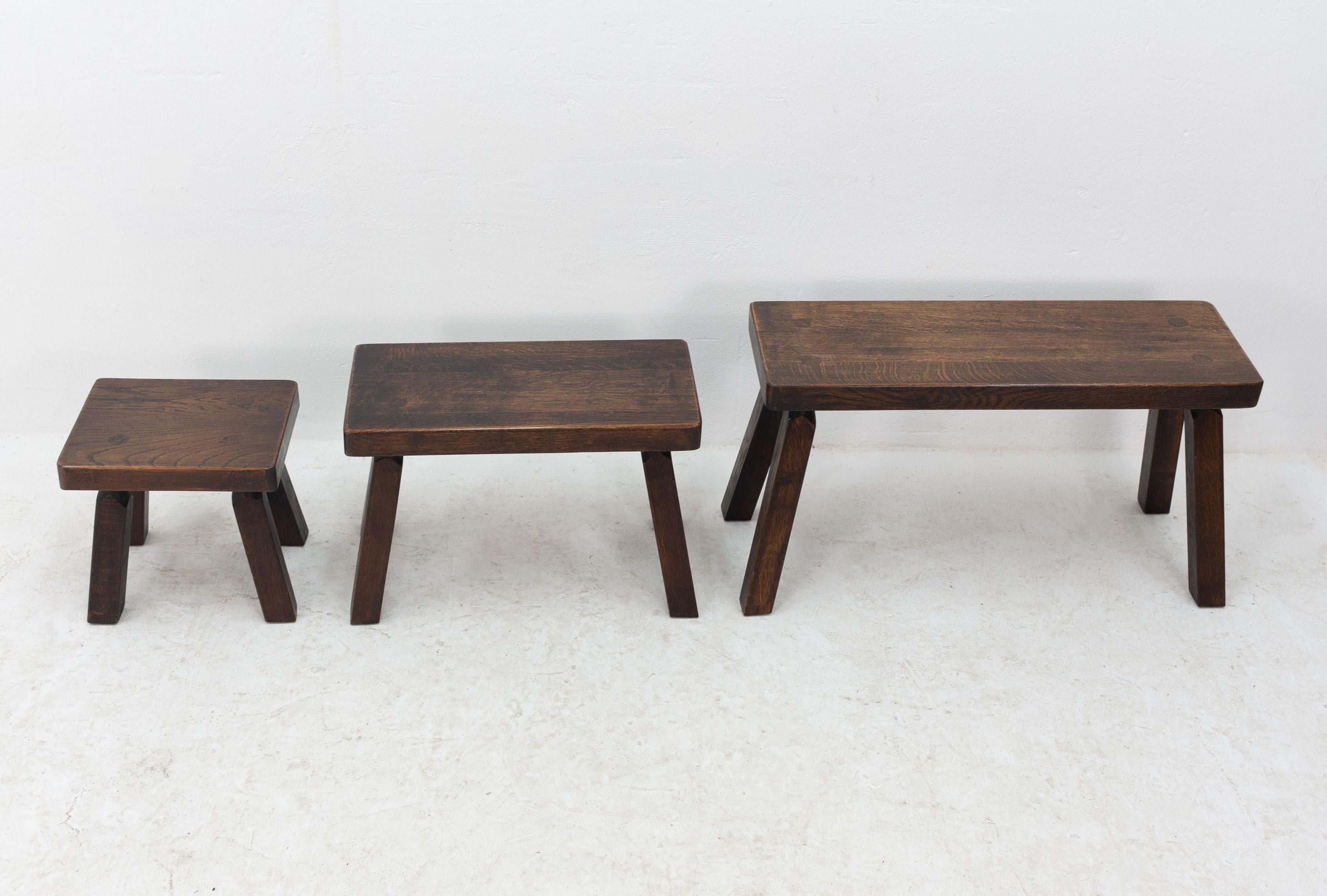 Set of three solid oak nesting tables featuring chunky slab surfaces and great robust construction all around. Made in Holland, 1970s.