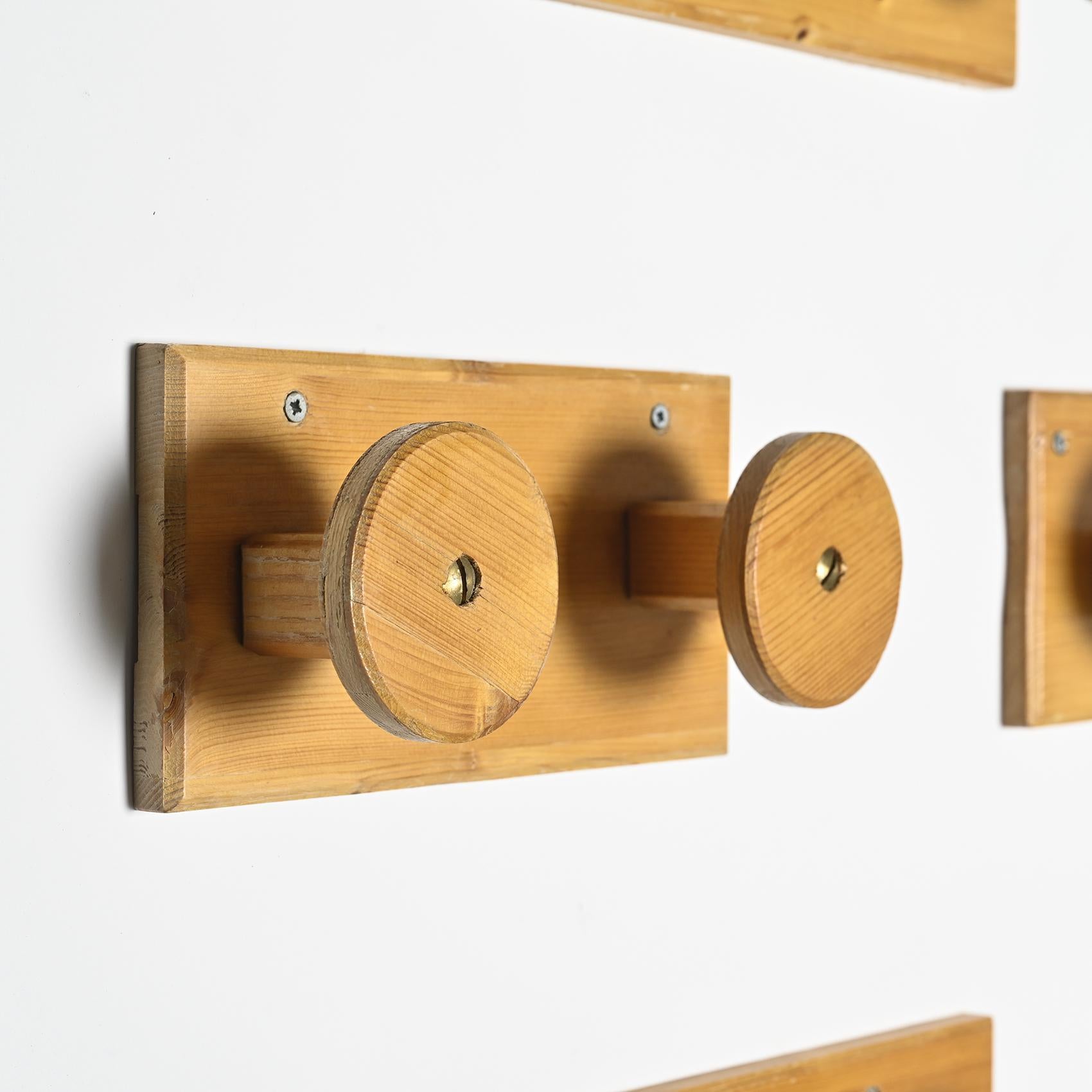 Set di ganci da parete in pino massiccio, Francia, circa 1970 in vendita 5