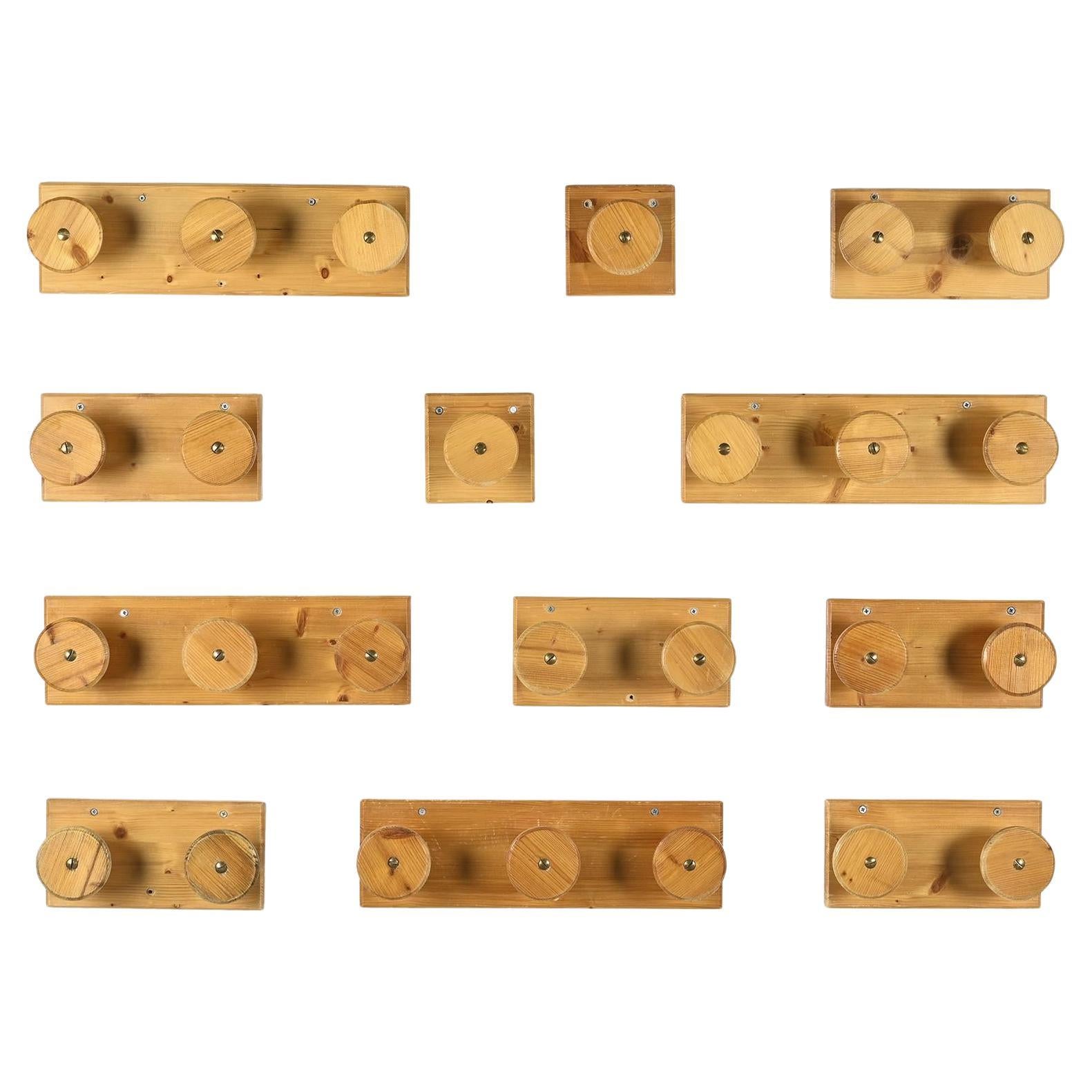 Set di ganci da parete in pino massiccio, Francia, circa 1970 in vendita