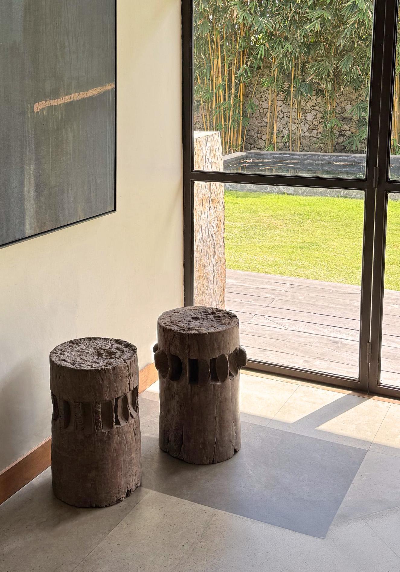 Questo set di rari torchi da canna da zucchero d'epoca è un esempio lampante dell'artigianato agricolo degli albori, conservato nella sua forma autentica e non restaurata. Realizzati in legno di teak massiccio, sono caratterizzati da un'incredibile
