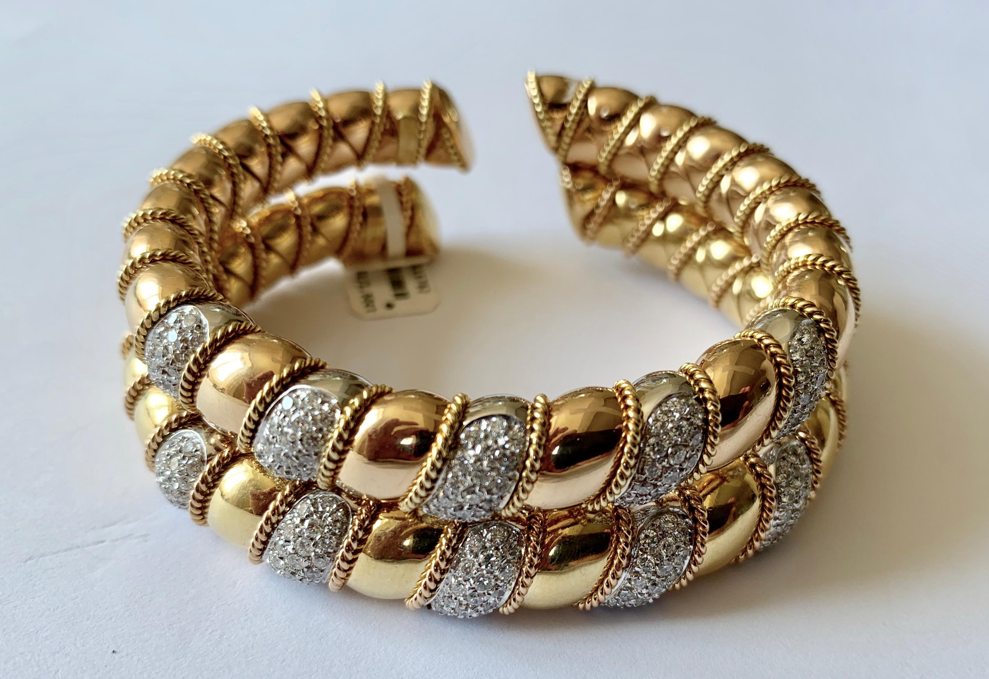 Bracelet manchette en or blanc et jaune 18 K, décoré de fils d'or torsadés et serti de 190 diamants taille brillant pesant environ 4 ct, couleur G, pureté vs.
Peut également être acheté séparément. 122,06 grammes.
