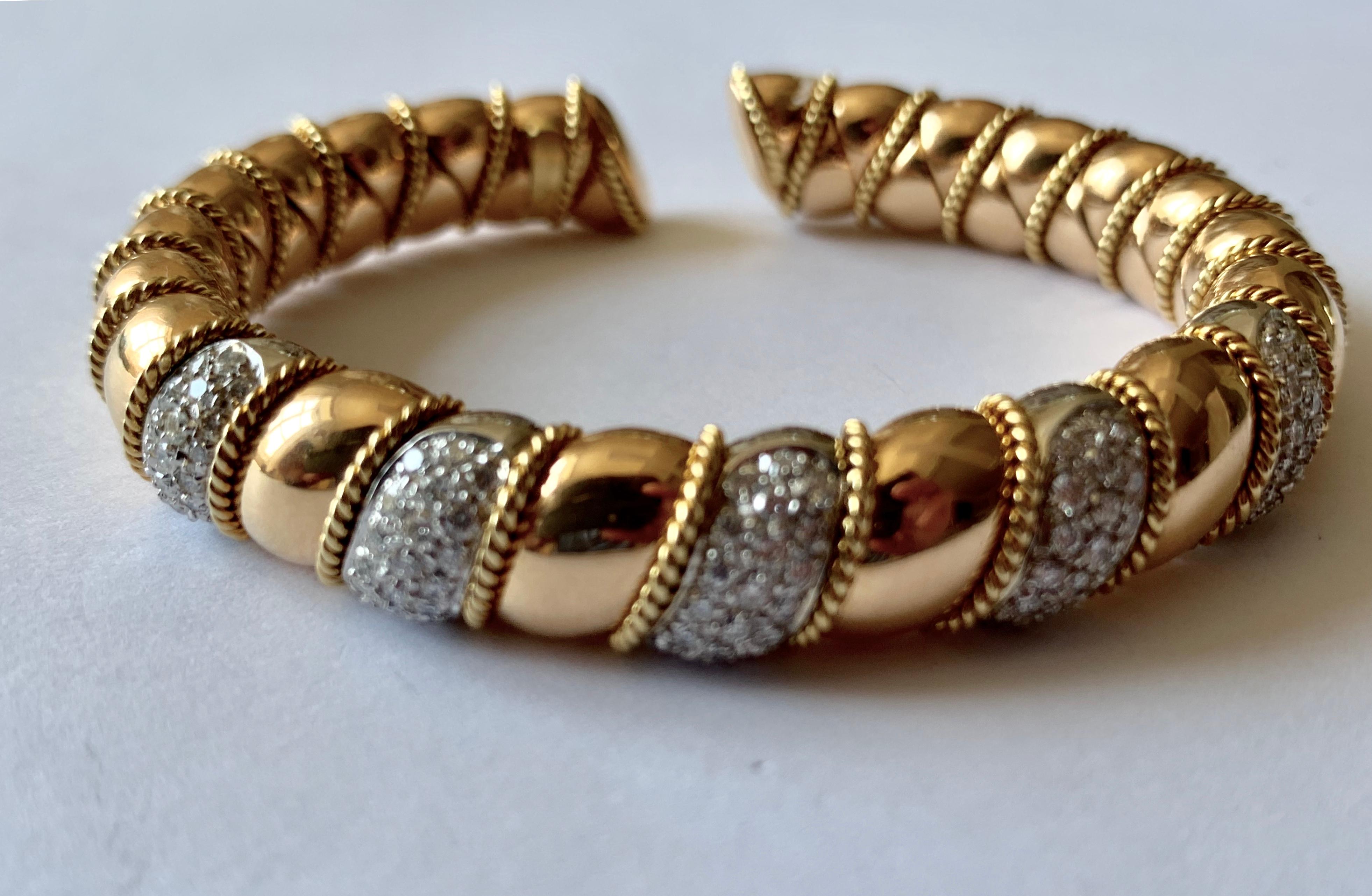 Contemporain Jeu de bracelets manchettes en or jaune et blanc massif en vente