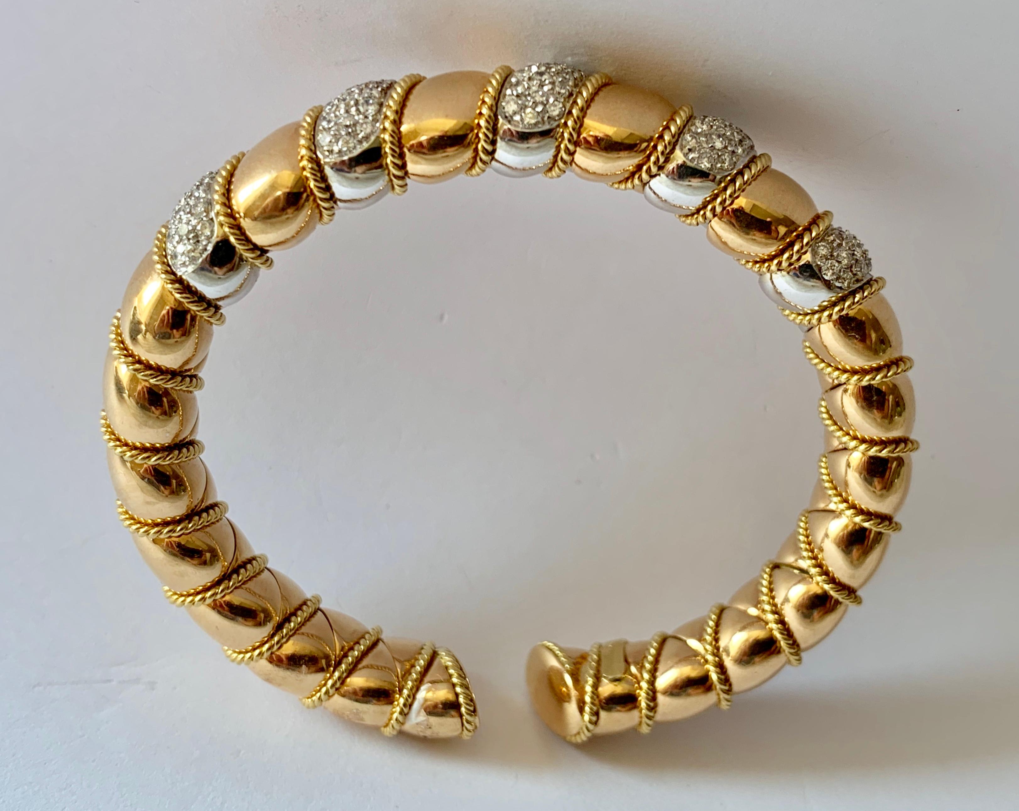 Taille ronde Jeu de bracelets manchettes en or jaune et blanc massif en vente