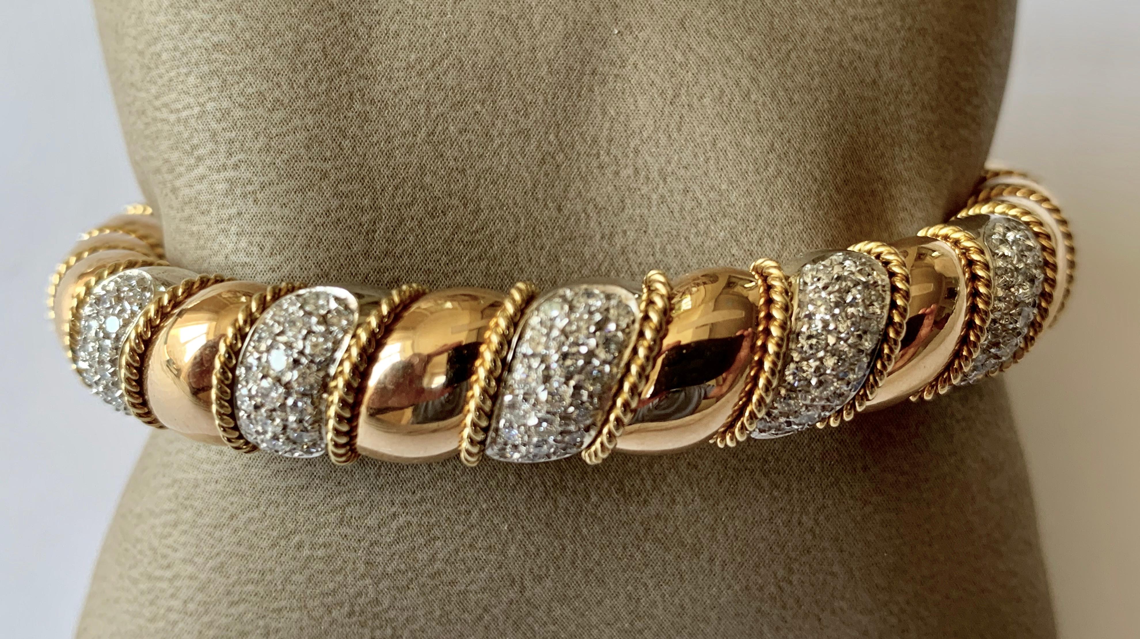 Jeu de bracelets manchettes en or jaune et blanc massif en vente 2