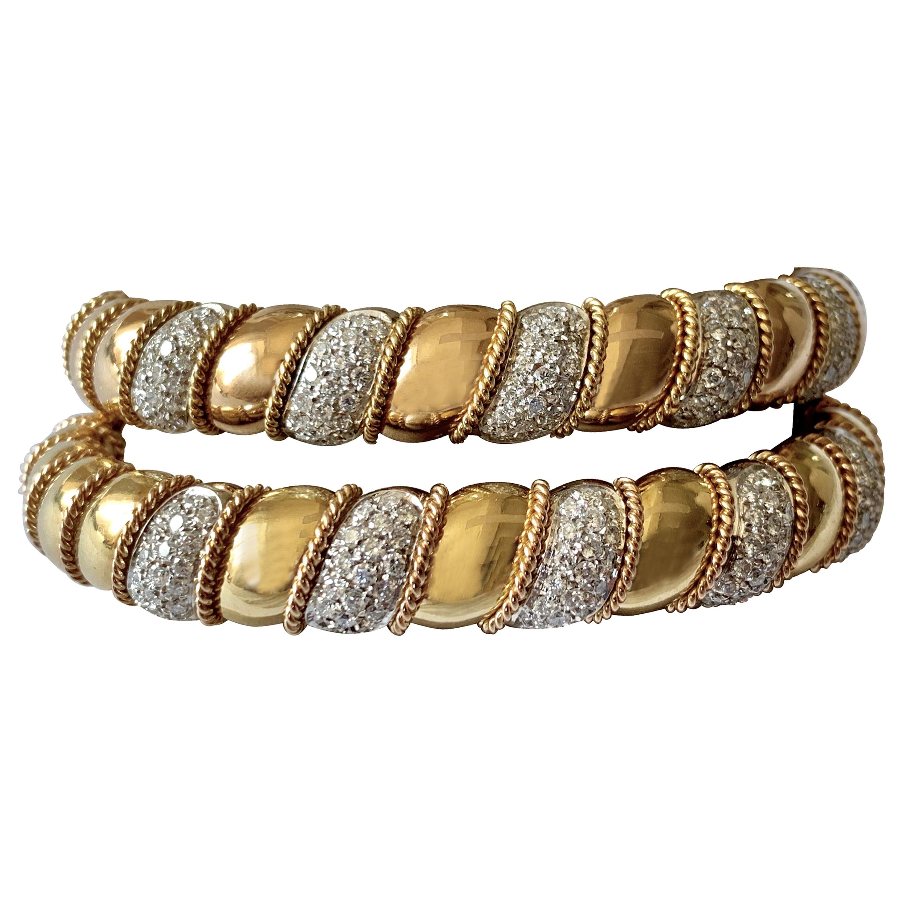 Jeu de bracelets manchettes en or jaune et blanc massif en vente