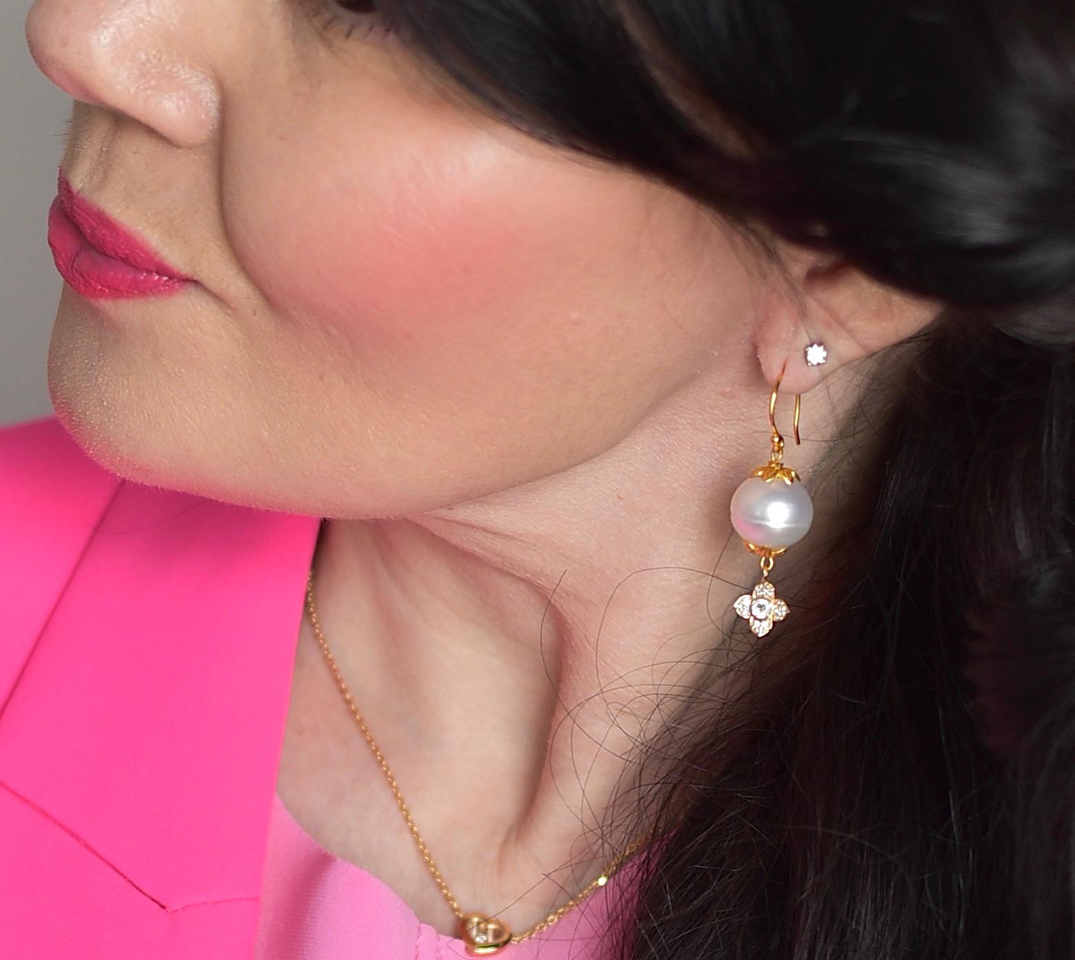 Artisan Boucles d'oreilles en or jaune 18 carats avec perles des mers du Sud, diamants et pierres de lune