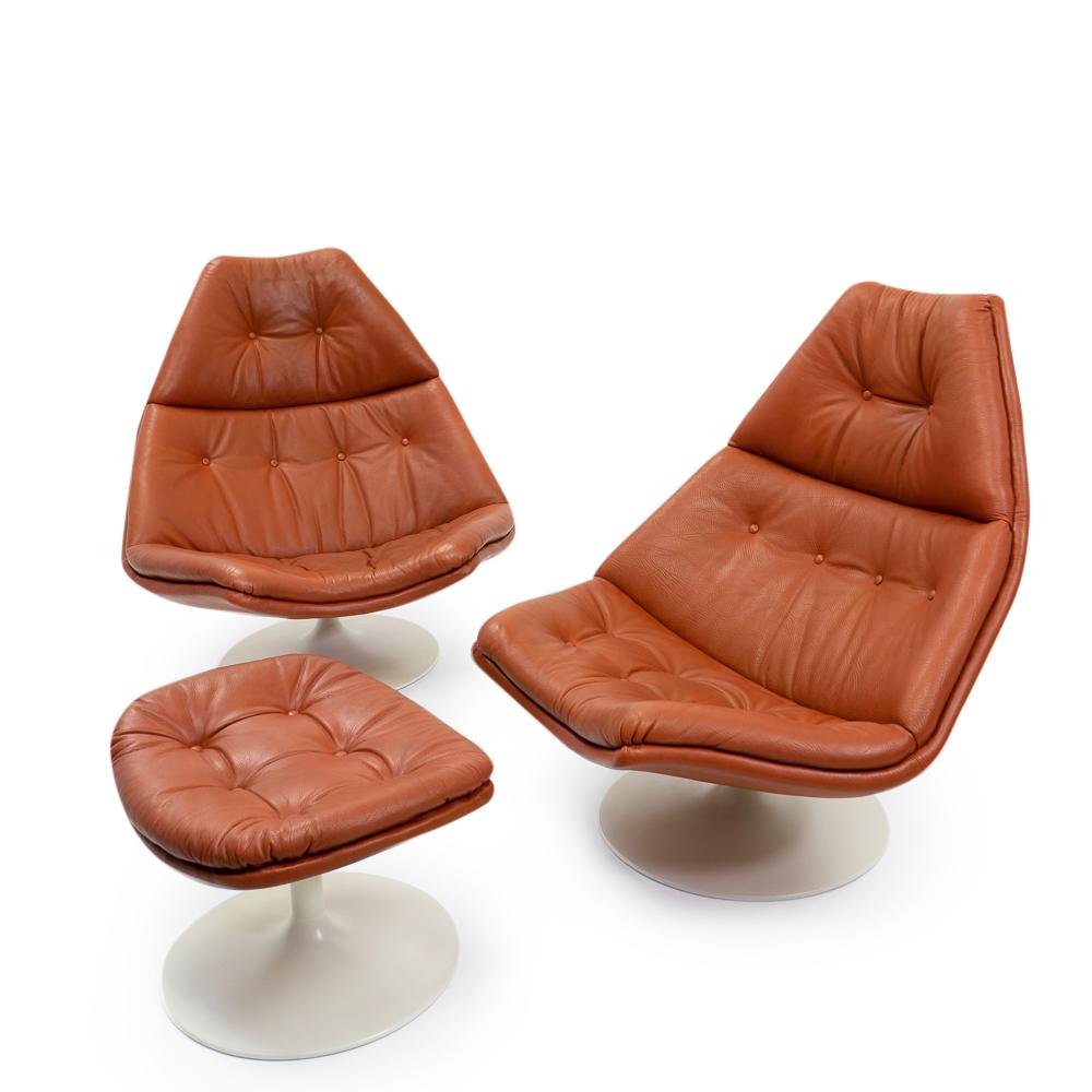 Vintage pair of lounge chairs (F590) and one footstool (P590) in beautiful cognac leather designed by Geoffrey Harcourt (UK) for Artifort during the 1970s.

Both loungers swivel, the ottoman is fixed. The chairs are somewhat oversized, making them