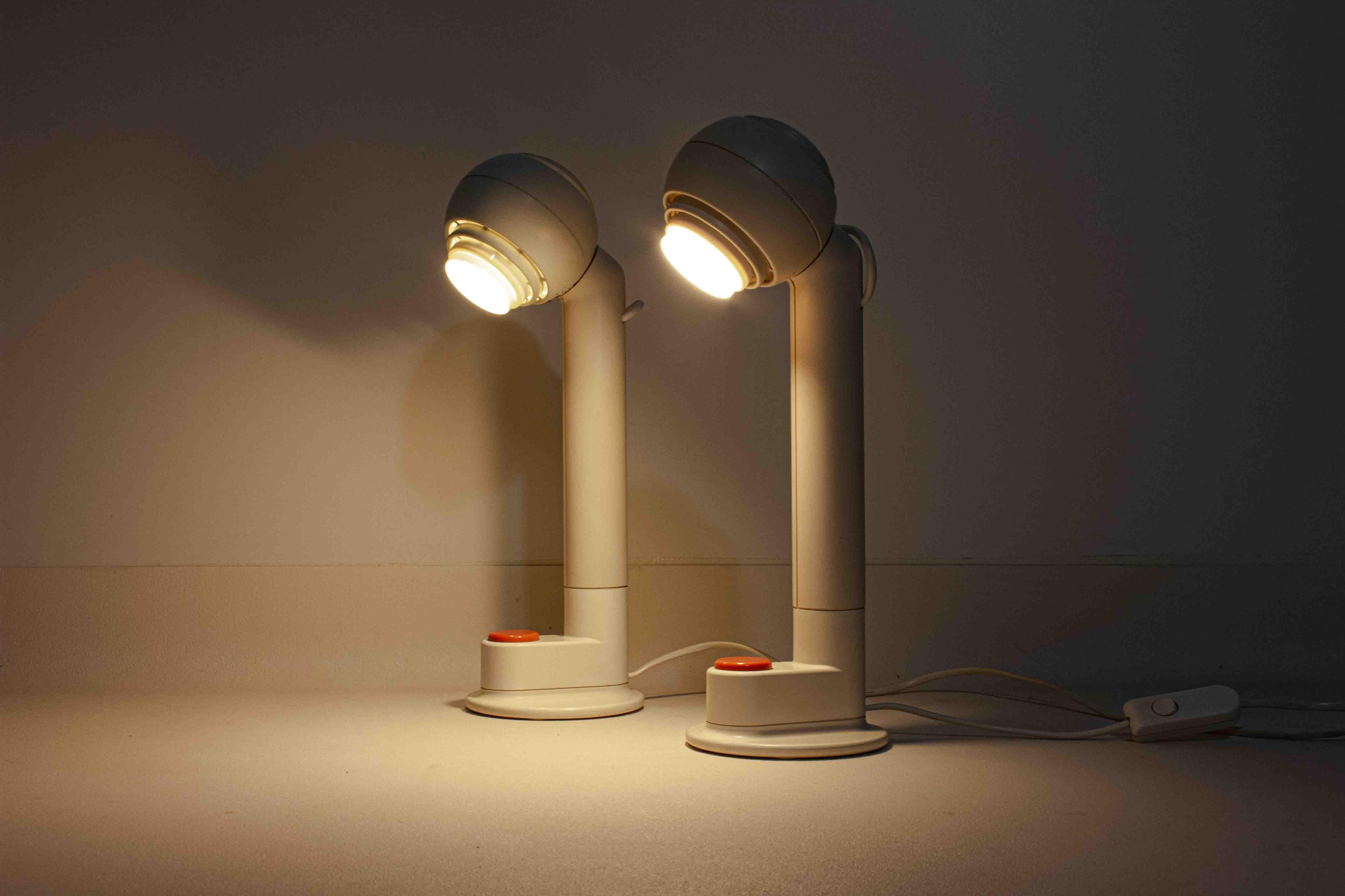Cet ensemble de deux lampes de bureau magnétiques, conçu par Schlagheck Schultes pour Osram dans les années 1970, est un exemple de design allemand innovant de l'ère spatiale. Chaque lampe est dotée d'un abat-jour sphérique qui se fixe
