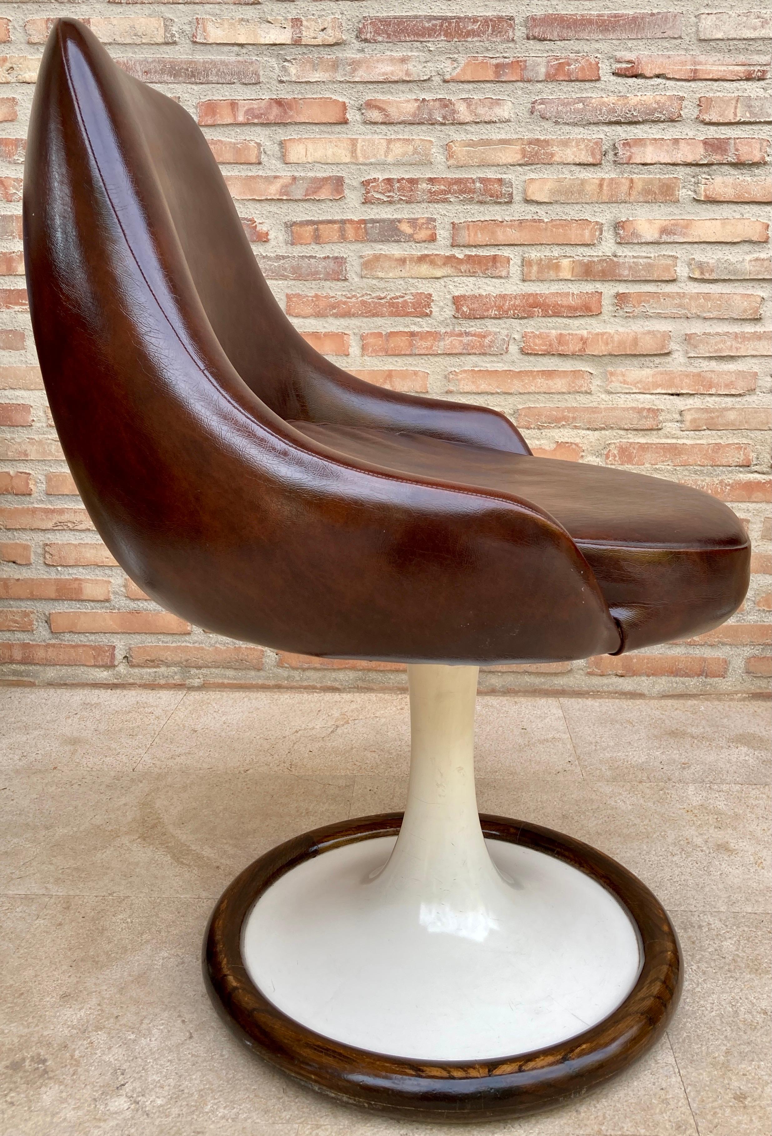 Set of Space Age Swivel Chairs in Original Brown Leather In Good Condition For Sale In Miami, FL