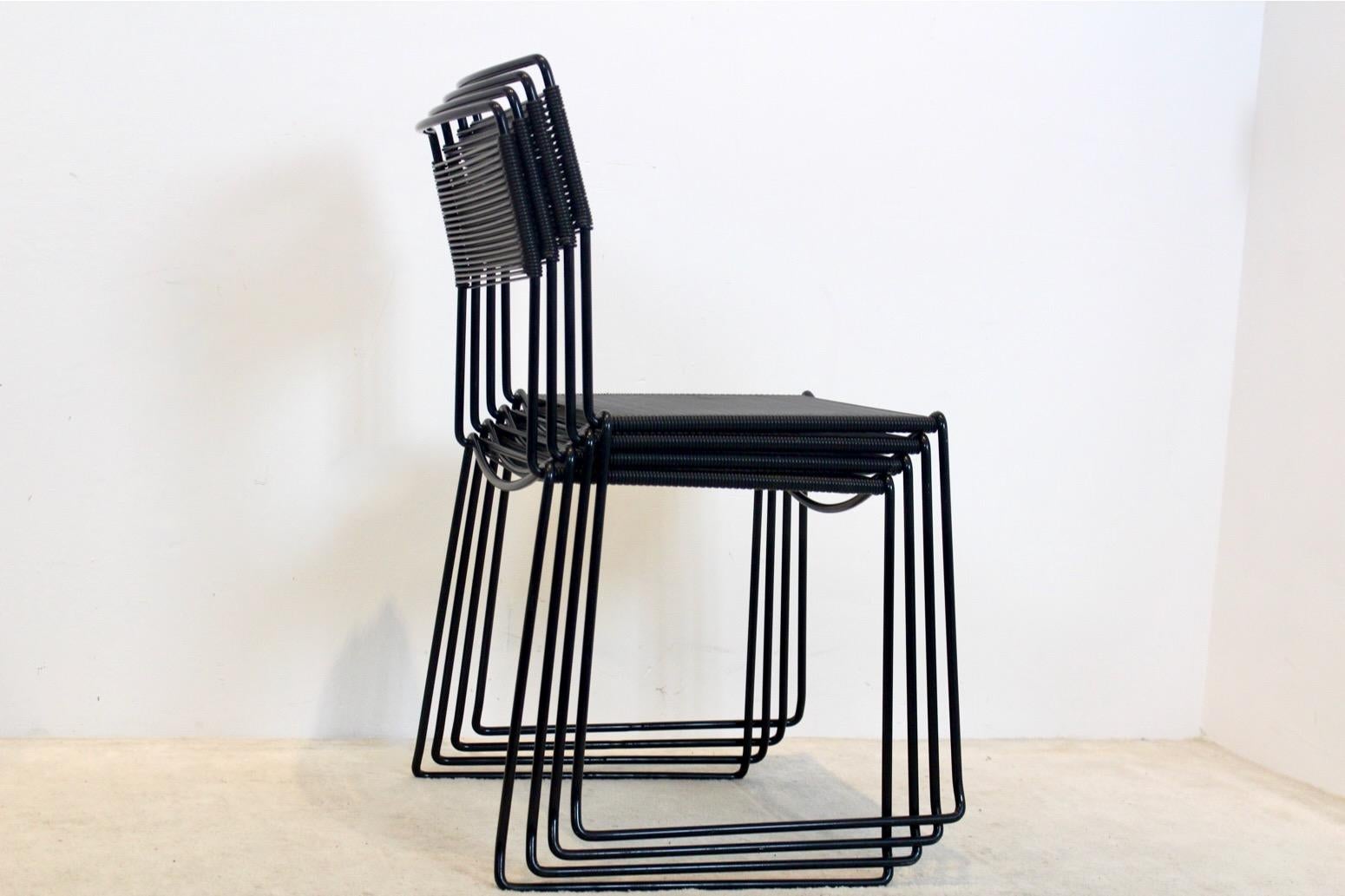 Stilvolles Set aus vier stapelbaren Spaghetti-Stühlen, hergestellt von Alias Italy. Diese von Giandomenico Belotti entworfenen Stühle sind Teil der Sammlung des Museum of Modern Art (MoMA) in New York. Die Stühle haben ein Gestell aus Stahl, Sitz