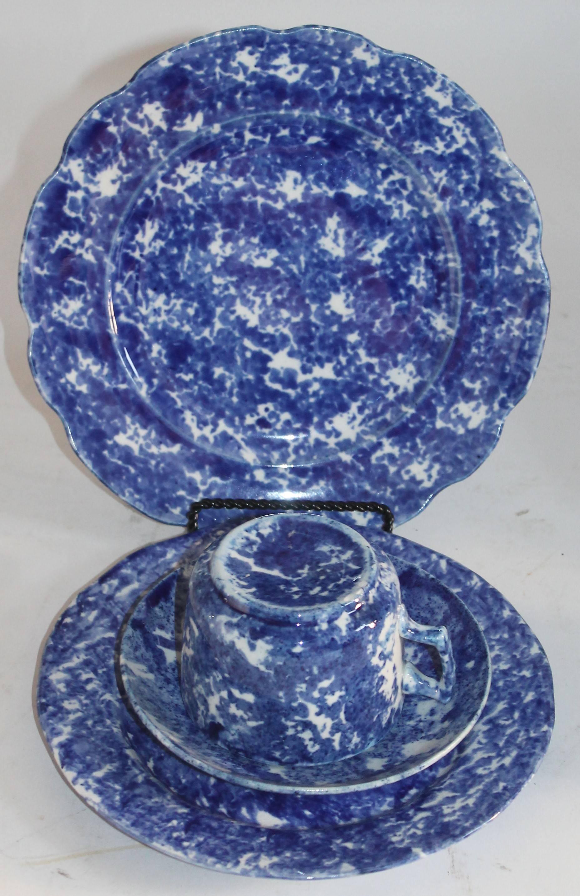 19th Century Set of Spongeware Cups, Plates and Saucers / 16 Pieces Set For Sale