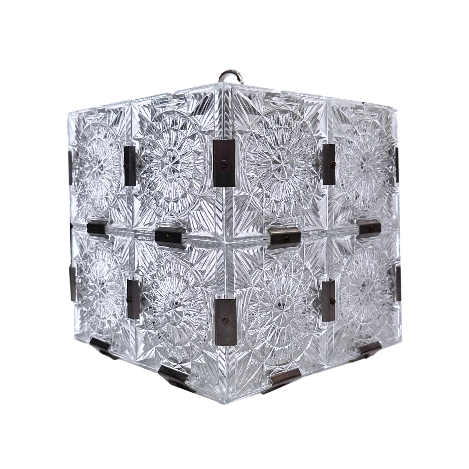 Ensemble de luminaires en verre moulé de type lanterne carrée tchèque de style moderne, datant des années 1960, avec une lumière intérieure. Vendu à l'unité.

Mesures :
Carré :  9