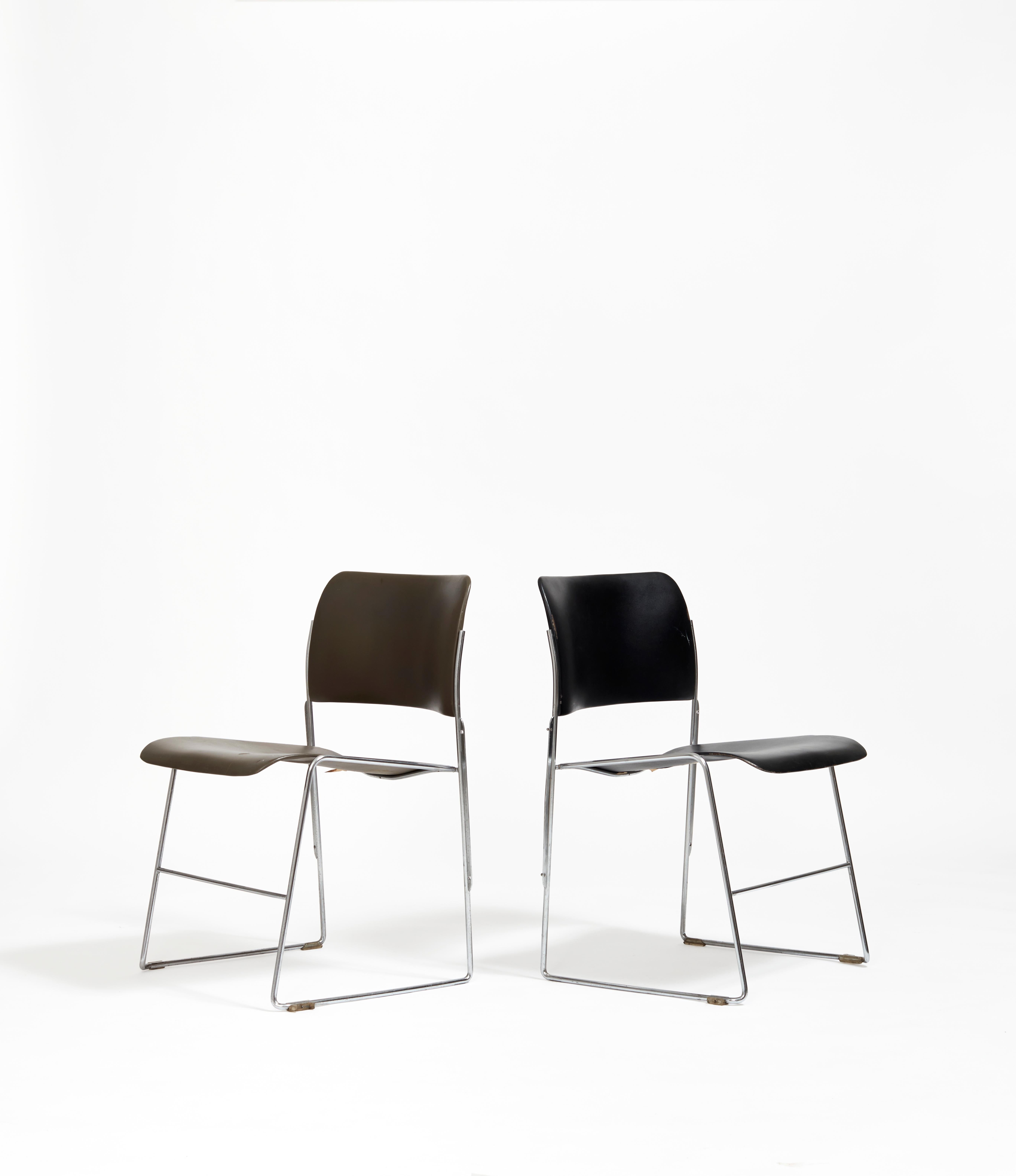 Reconnue comme la première chaise véritablement empilable, la chaise 40/4 est une prouesse d'élégance et d'ergonomie ; elle englobe toute la gamme des multifonctions qui sont venues défier les designers modernistes des 20e et 21e siècles.