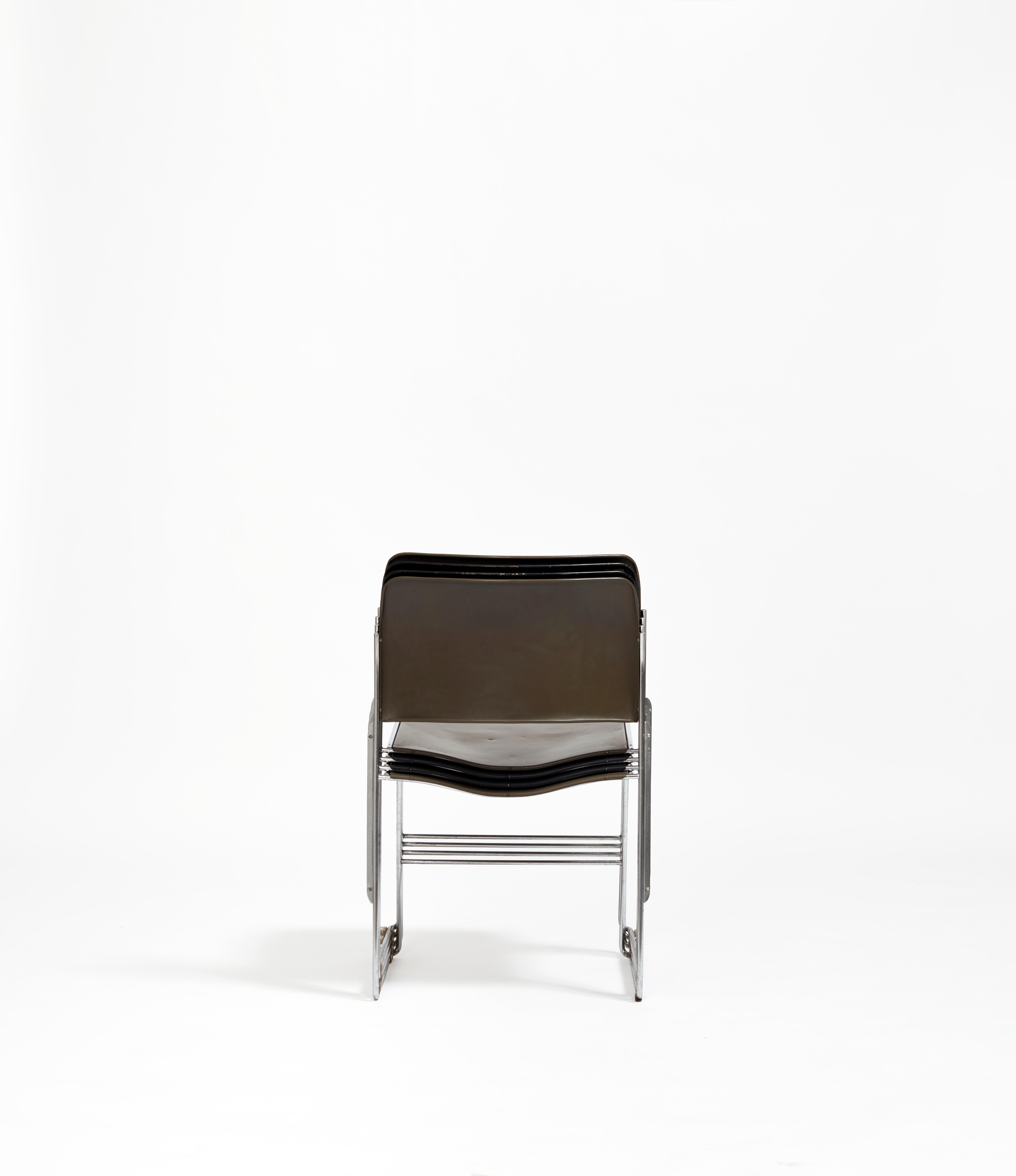 Set aus stapelbaren 40/4 Stühlen von David Rowland in Grün und Schwarz (Moderne) im Angebot