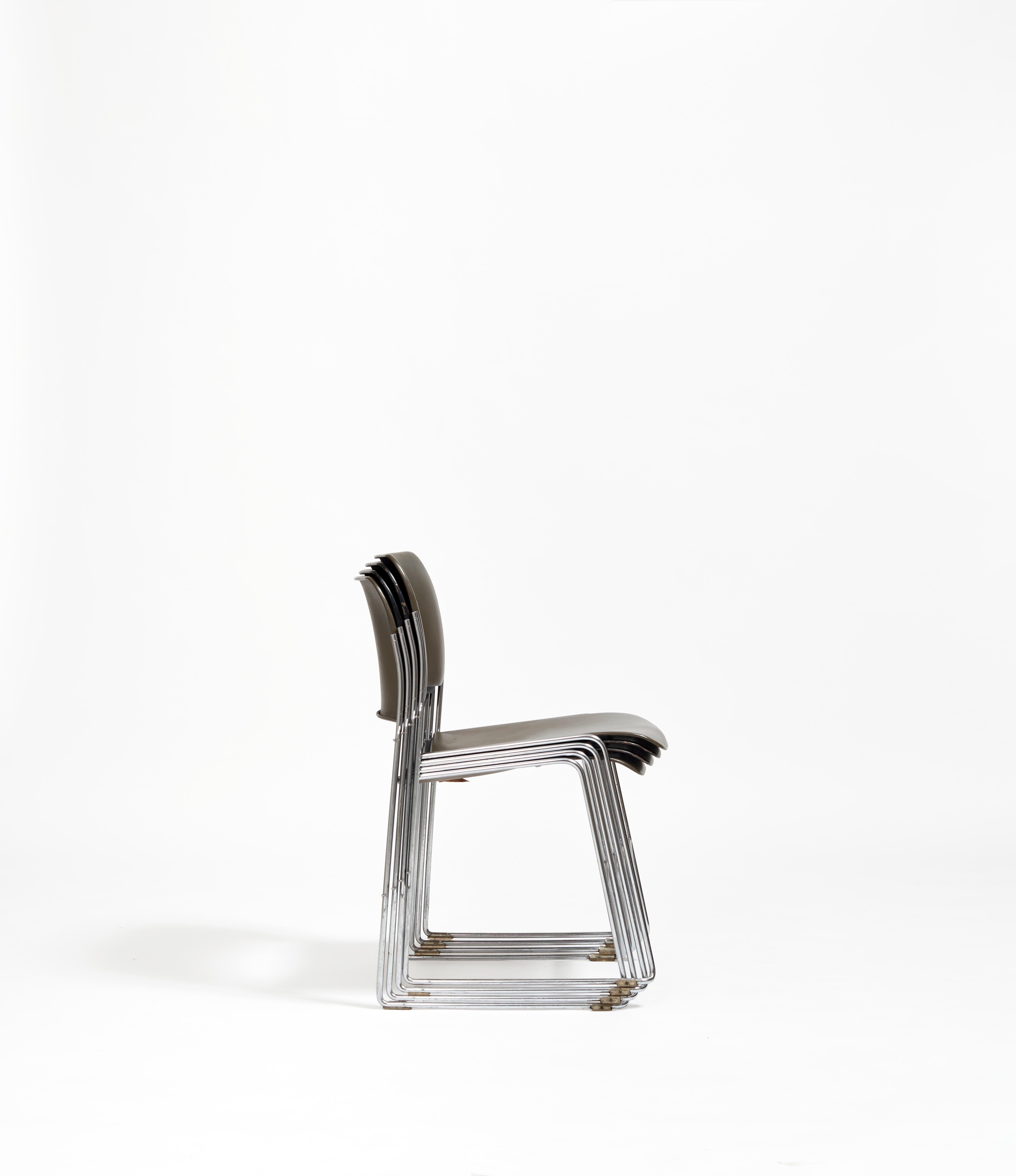 Set aus stapelbaren 40/4 Stühlen von David Rowland in Grün und Schwarz (Nordamerikanisch) im Angebot