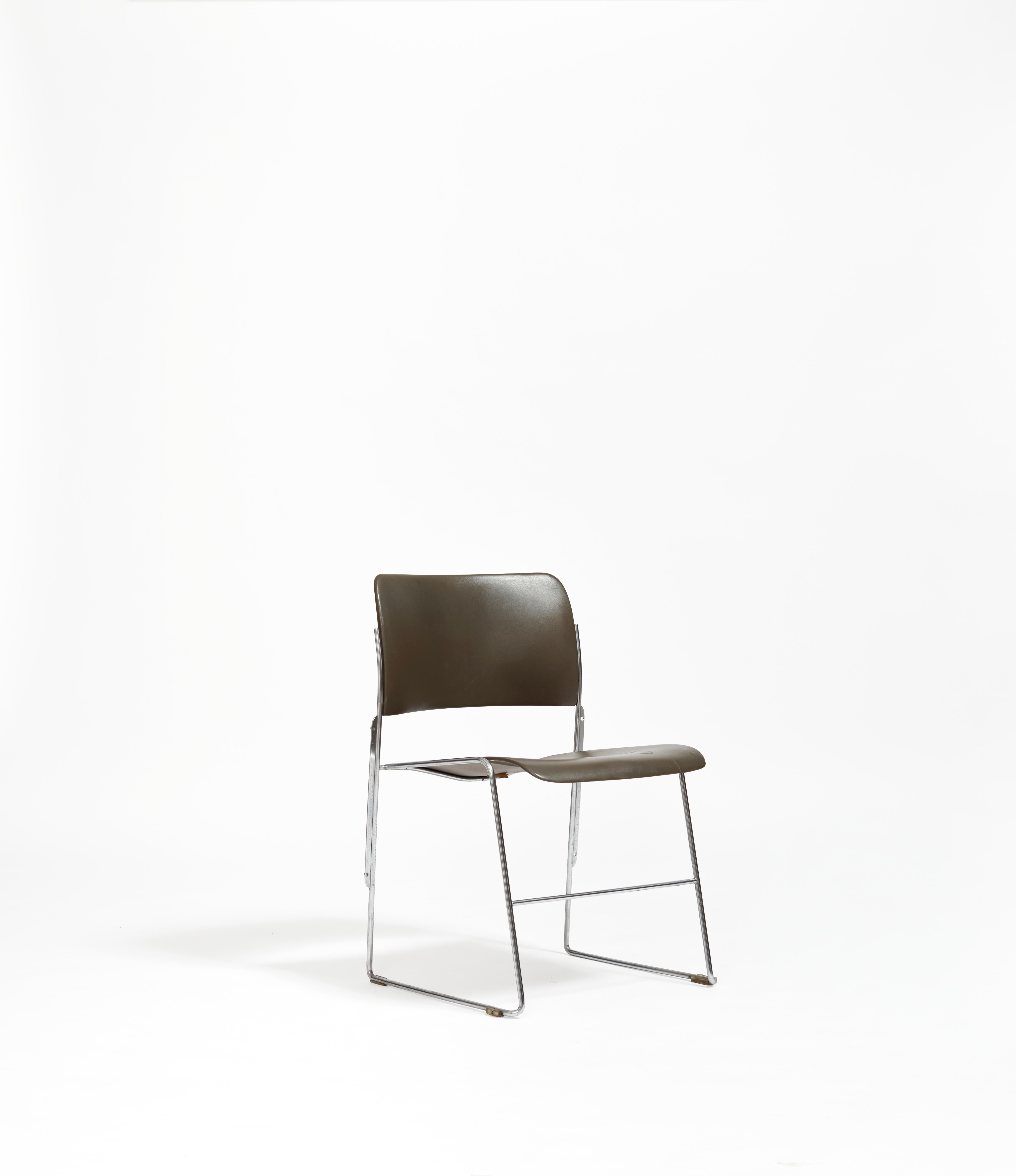 Set aus stapelbaren 40/4 Stühlen von David Rowland in Grün und Schwarz (Beschichtet) im Angebot