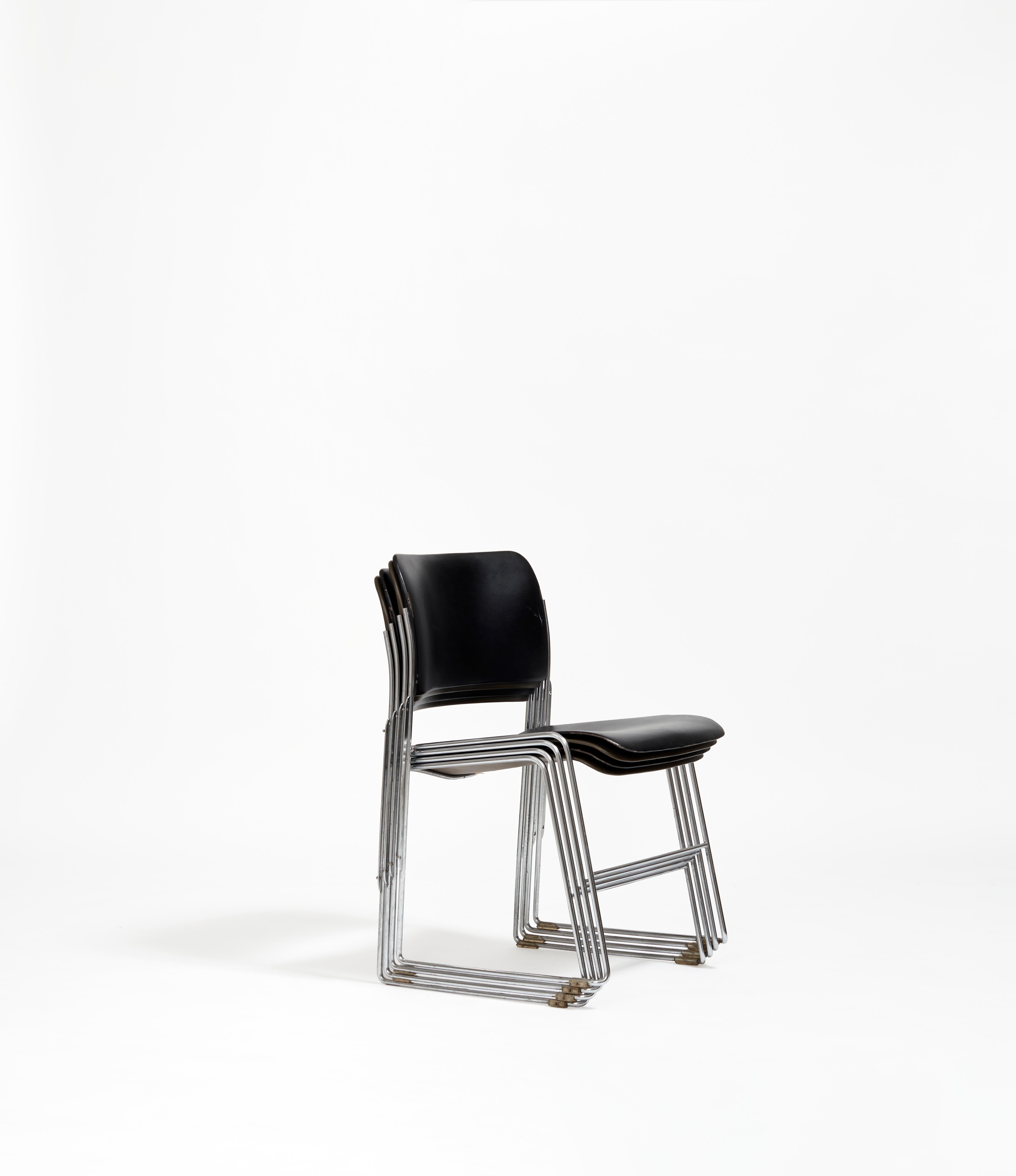 Milieu du XXe siècle Ensemble de chaises empilables 40/4 en vert et noir par David Rowland en vente