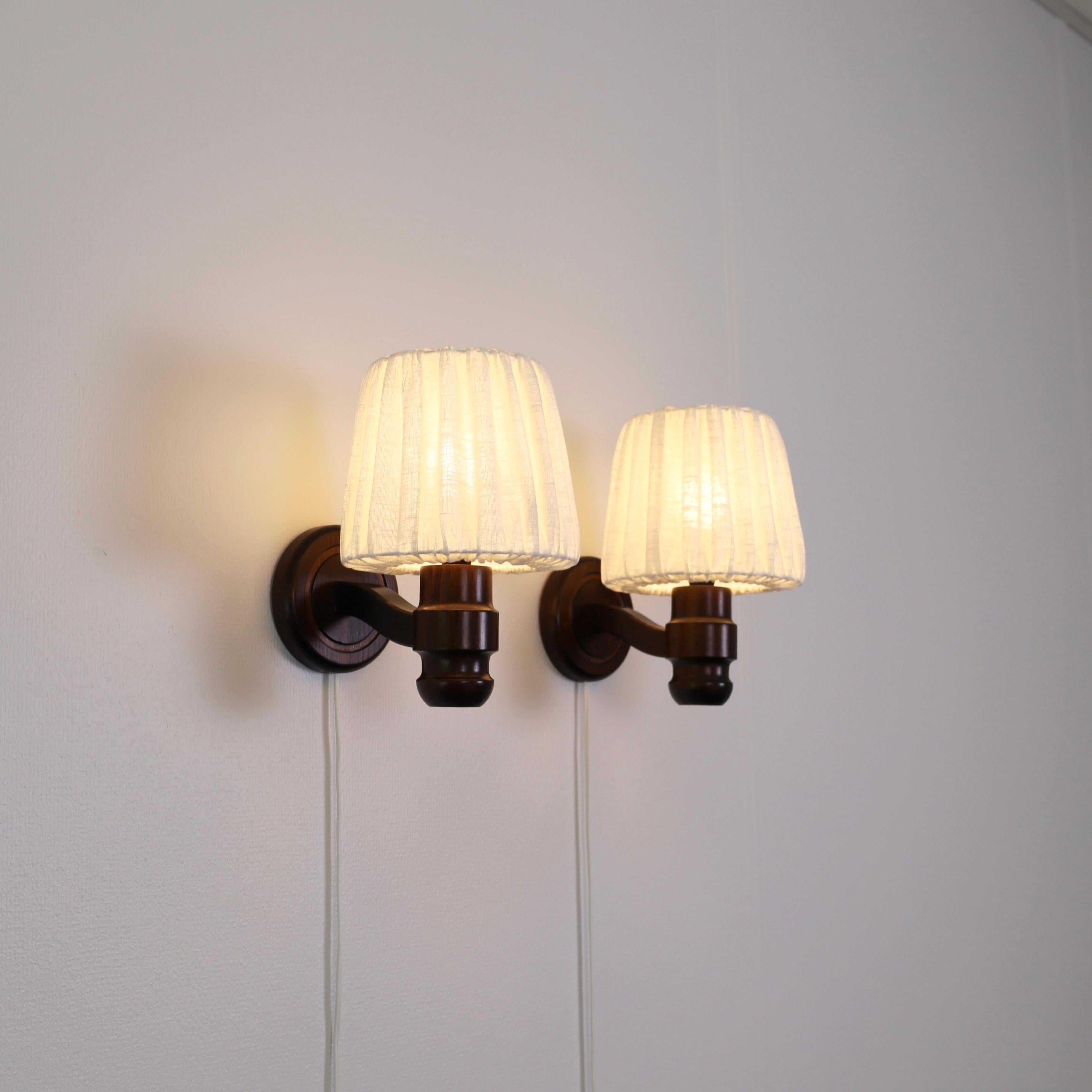 Juego de lámparas de pared de madera de pino teñida de Solbackens Svarveri, Suecia, años 70 Tela en venta