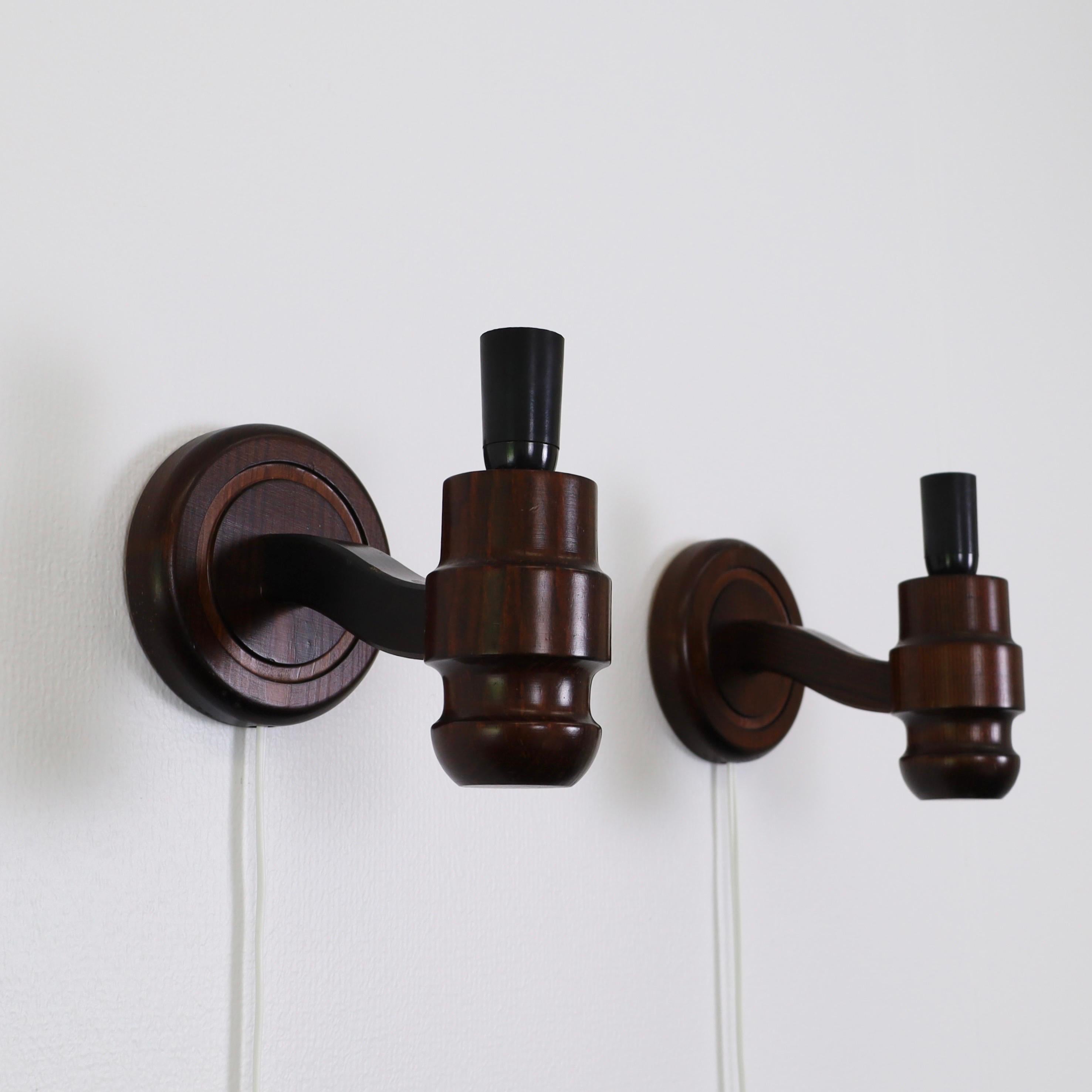 Juego de lámparas de pared de madera de pino teñida de Solbackens Svarveri, Suecia, años 70 en venta 1
