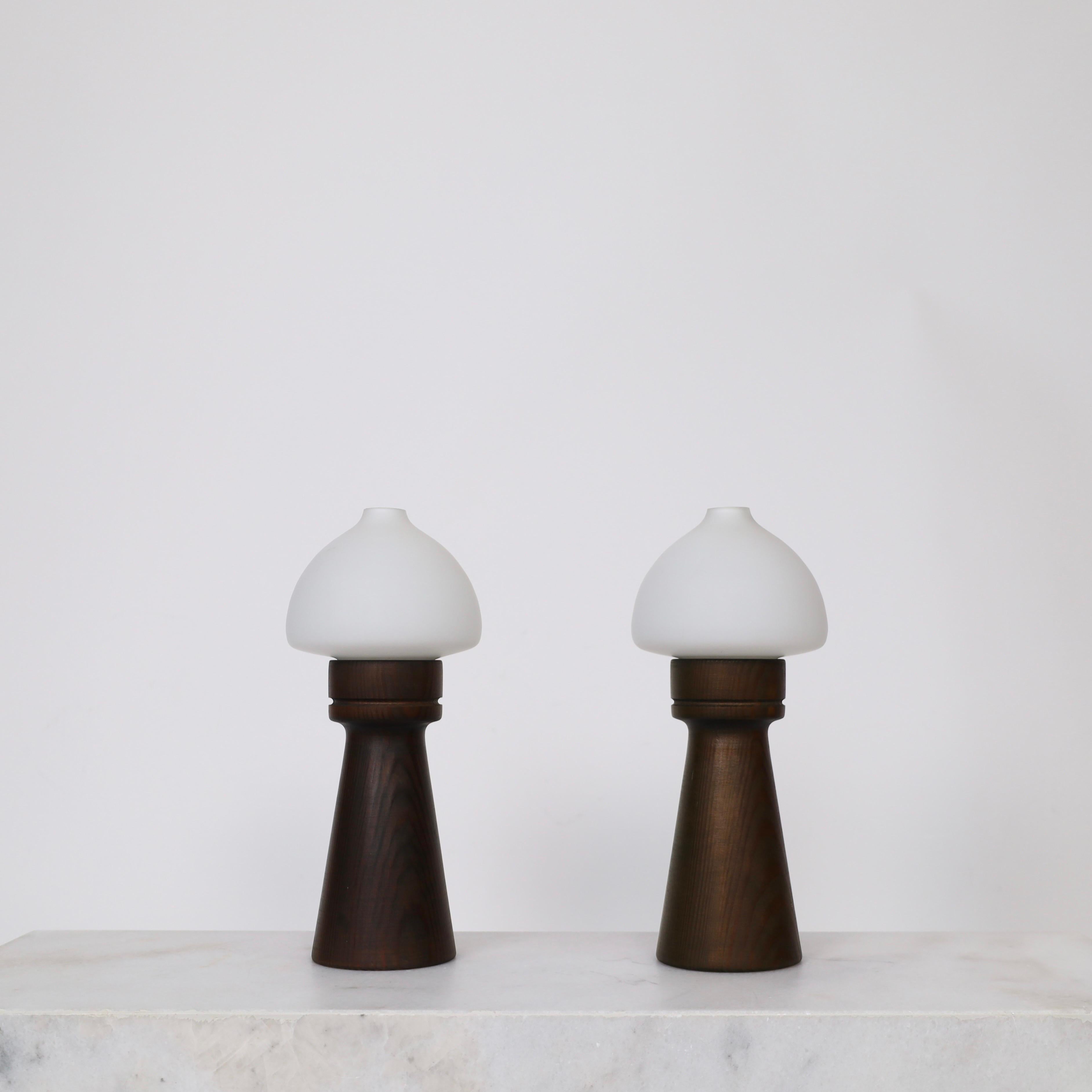Ensemble de lampes de chevet en bois de pin teinté foncé avec abat-jour en verre blanc, conçu par Uno Dahlen pour Aneta dans les années 1970. Un duo rare.
 
* Un ensemble de lampes de bureau / lampes de chevet en bois de pin teinté foncé avec des