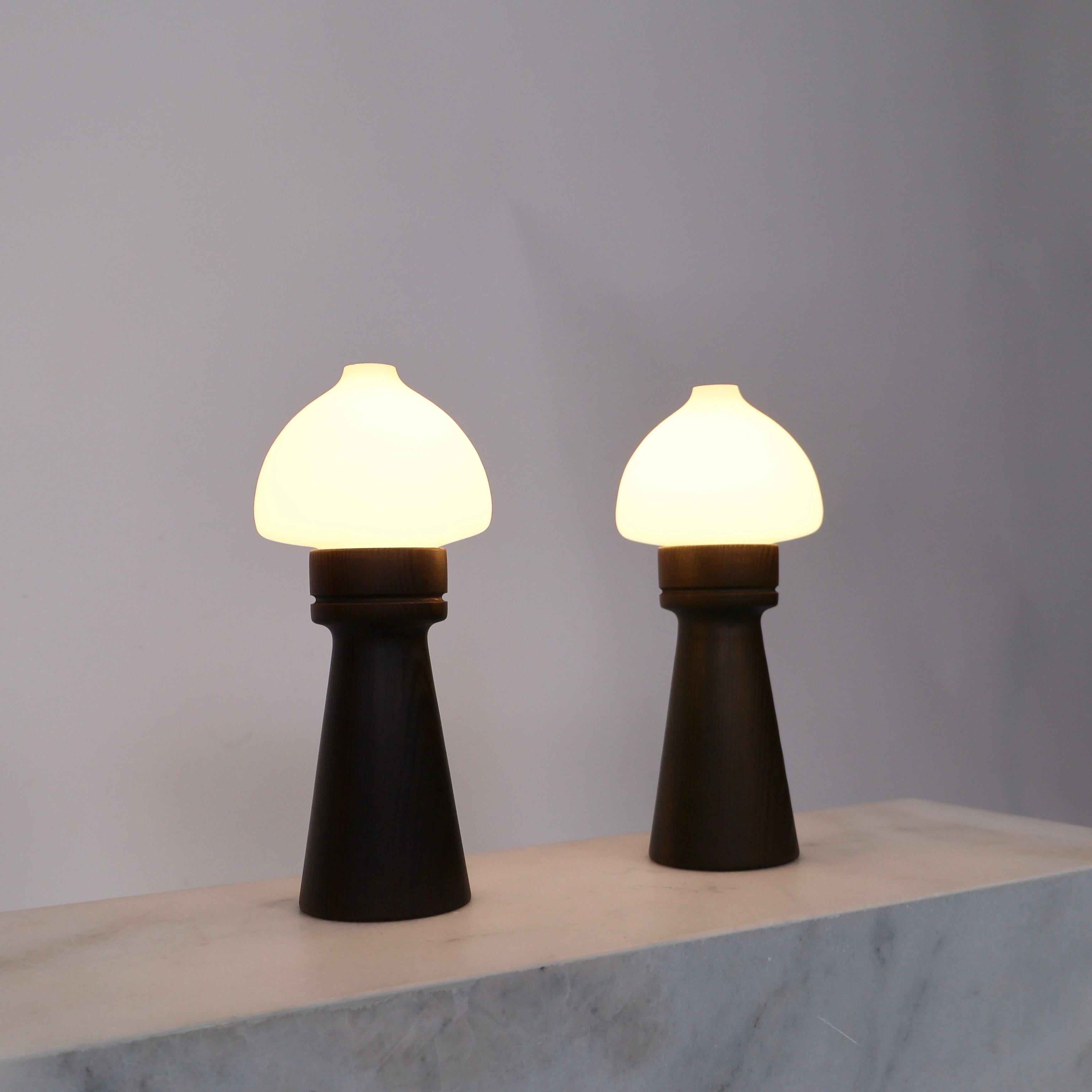 Suédois Lampes de nuit suédoises en bois de pin teinté par Uno Dahlen pour Aneta, Suède, 1970 en vente