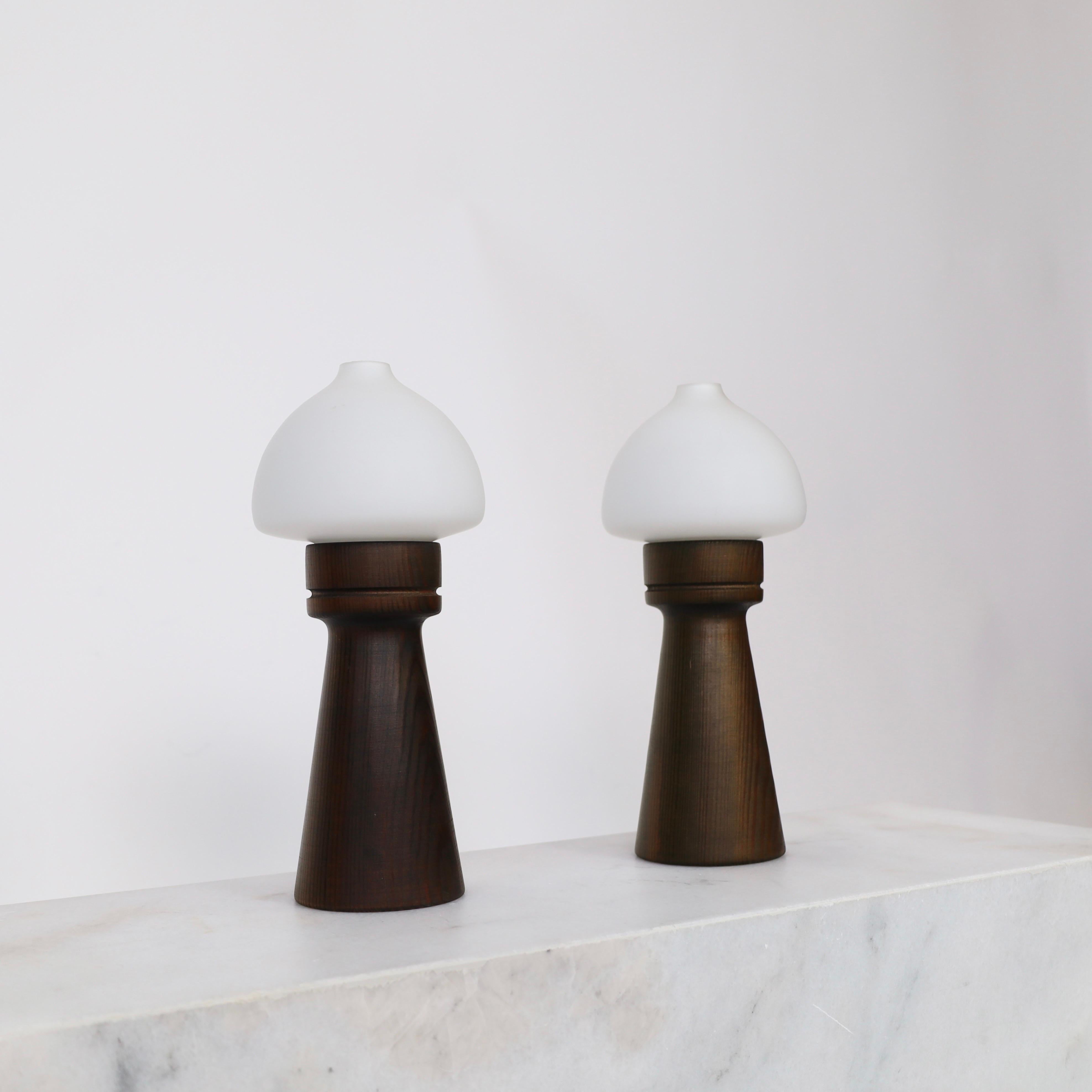Lampes de nuit suédoises en bois de pin teinté par Uno Dahlen pour Aneta, Suède, 1970 Bon état - En vente à Værløse, DK