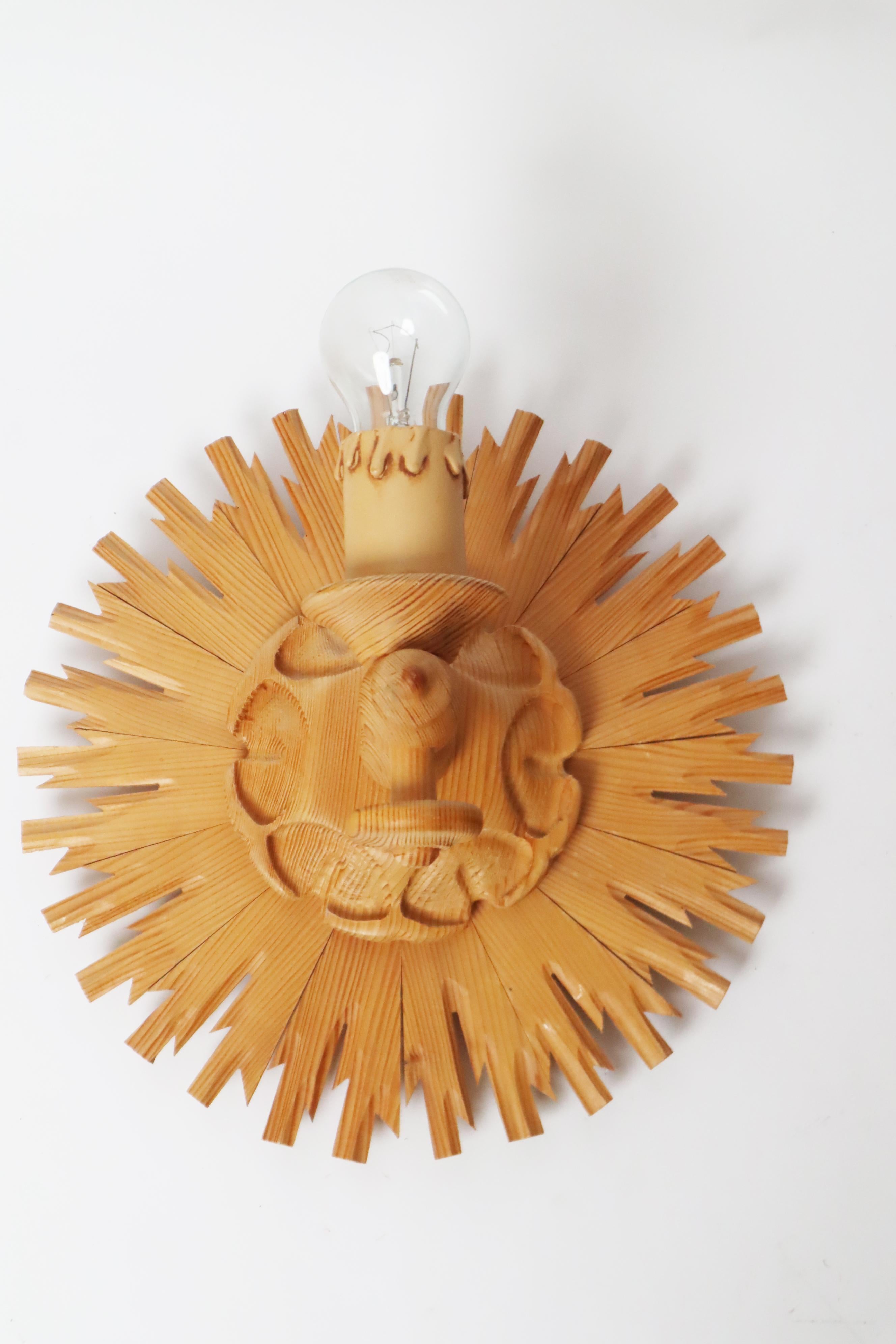Juego de Apliques Sol Estallido de Madera principios del siglo XX en venta