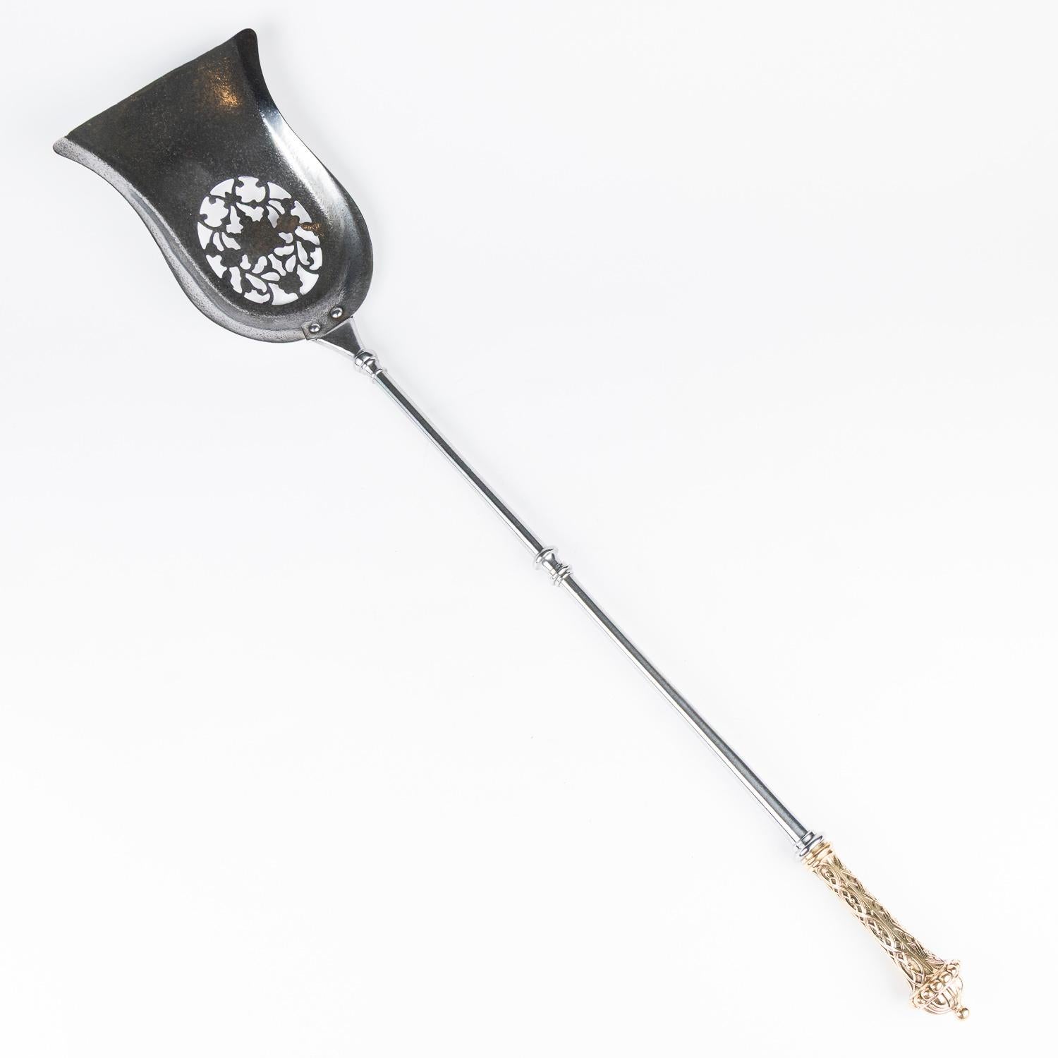 Set of steel & brass fire irons, shovel, tongs, and poker. In Good Condition For Sale In London, GB
