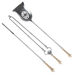 Set aus Feuerböcken aus Stahl und Messing, Schaufeln, Tongs und Poker.