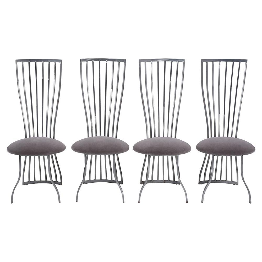 Cet ensemble de quatre chaises de salle à manger italiennes modernes est fabriqué en acier, est en excellent état et a été récemment restauré par notre équipe d'artisans. Cet ensemble de chaises accrocheuses présente un cadre au design épuré, une