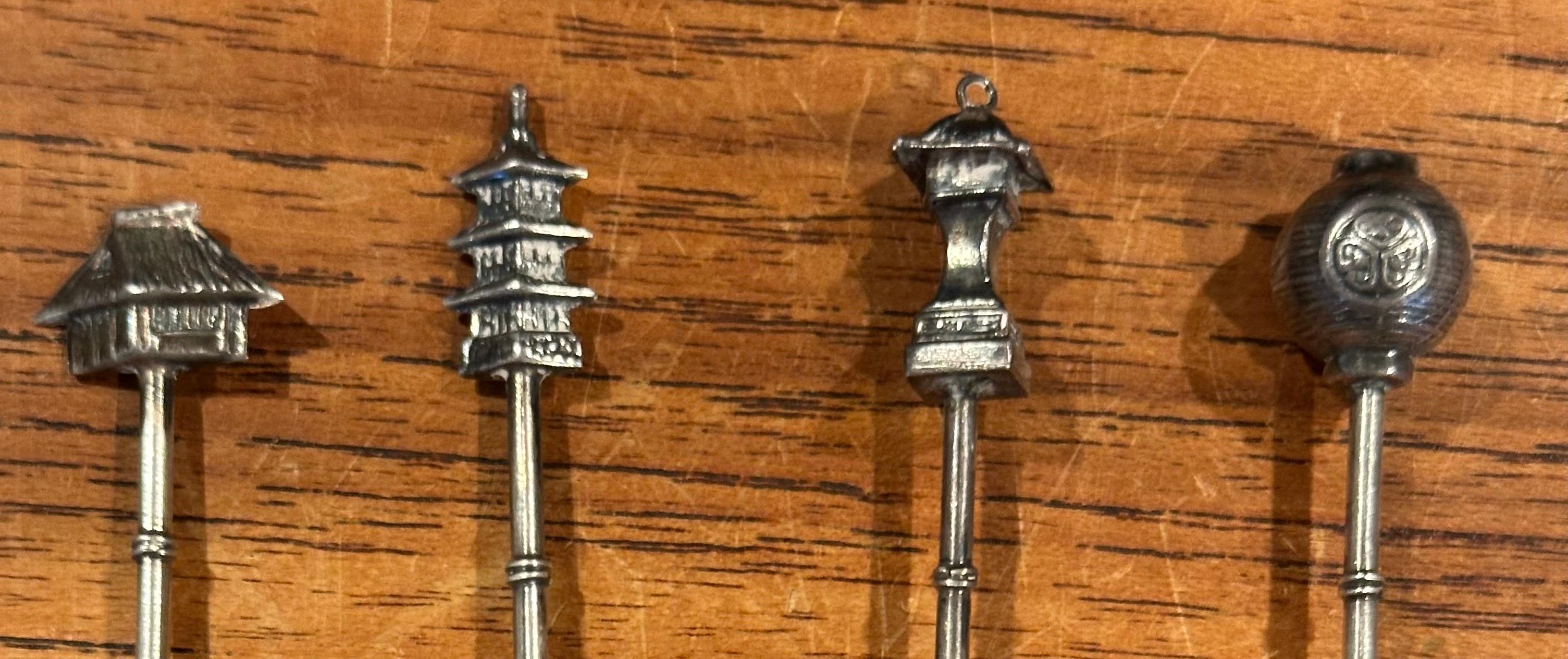 Set di cucchiai demitasse asiatici in argento sterling con motivo a pagoda e stelo in bambù In condizioni buone in vendita a San Diego, CA