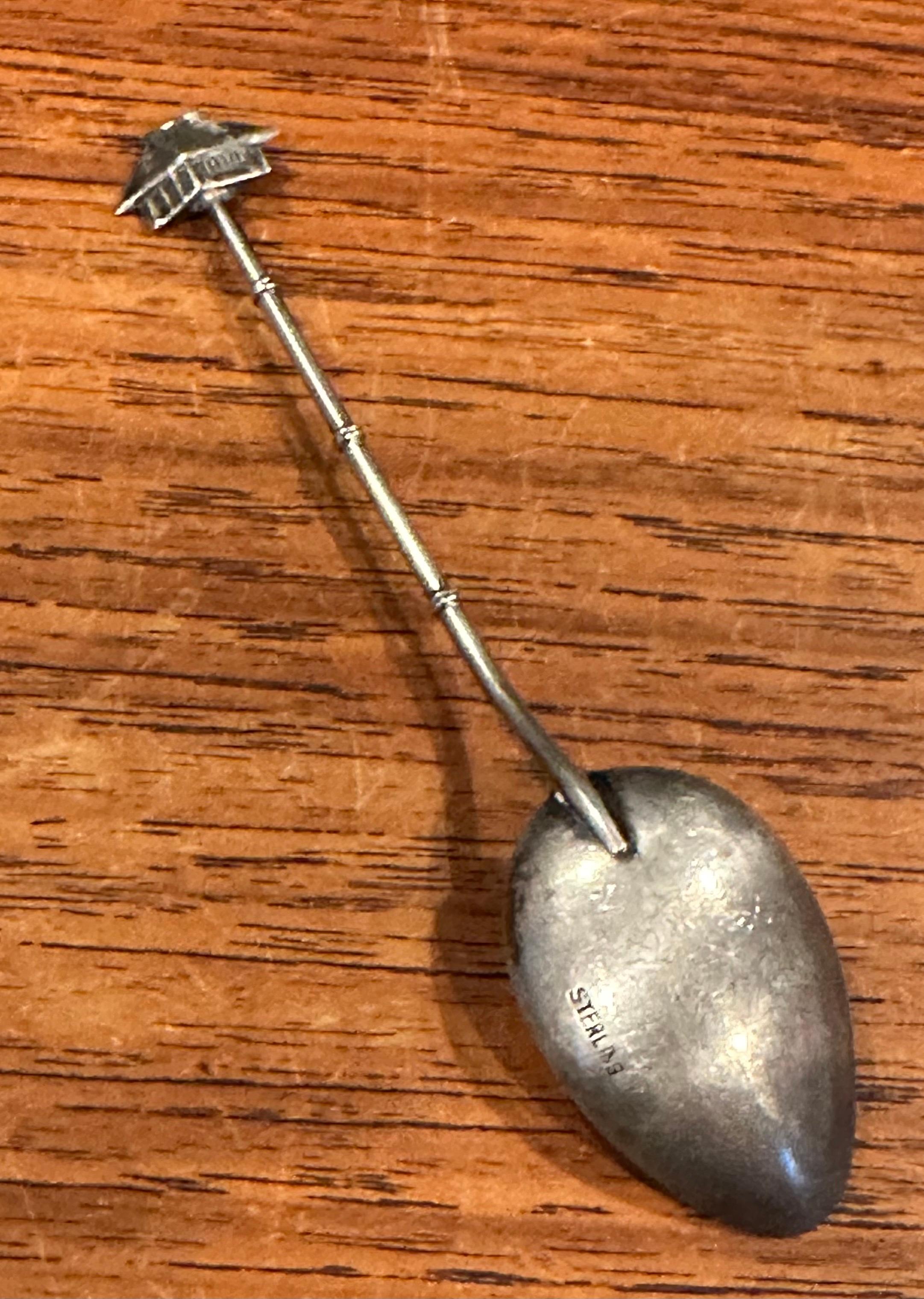 Set di cucchiai demitasse asiatici in argento sterling con motivo a pagoda e stelo in bambù in vendita 1