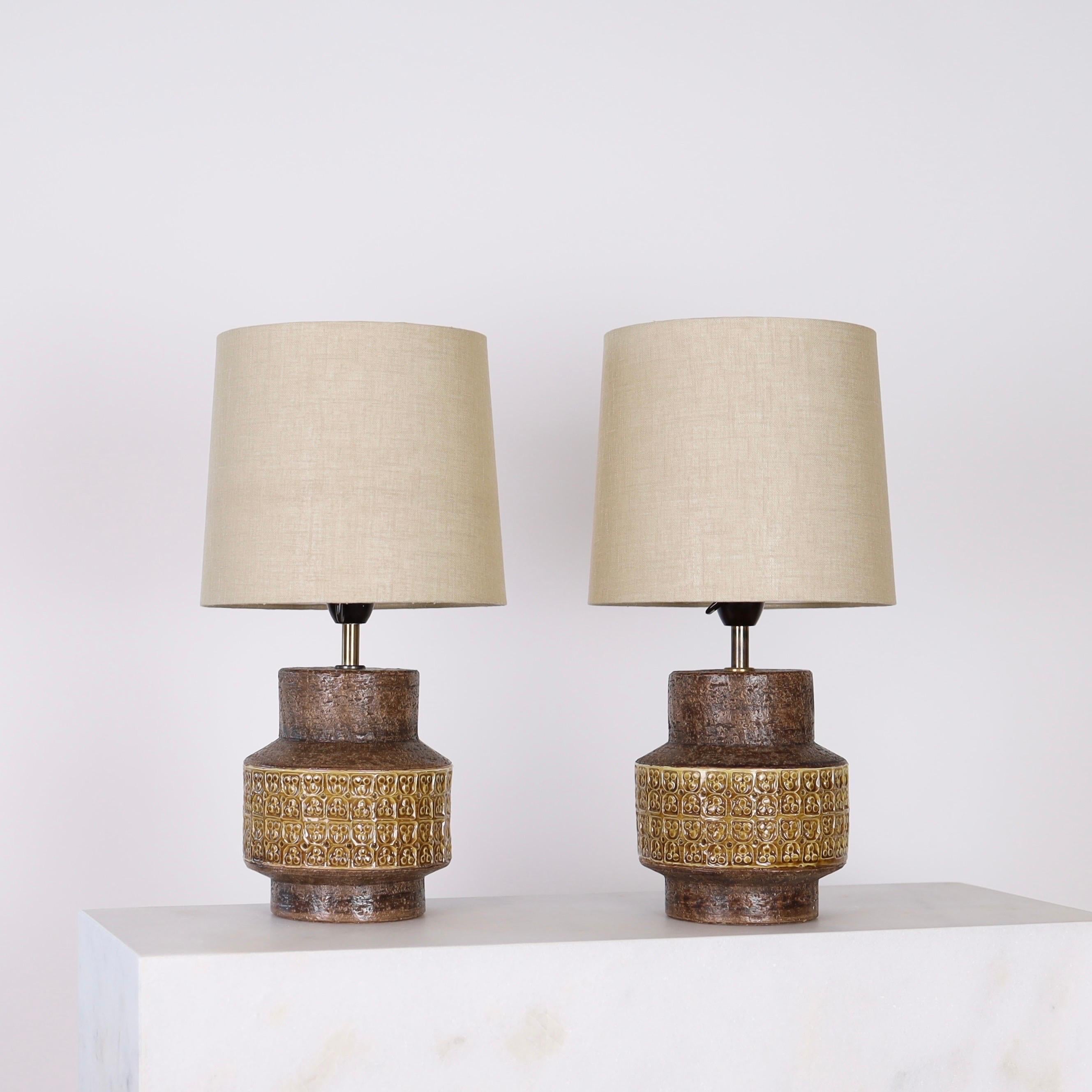 Set of curry-colored glazed stoneware desk lamps designed by Svend Aage Holm Sørensen and made in Italy in the 1950s. 

* A set (2) stoneware desk lamps with curry-colored glaze and beige fabric shades.
* Designer: Svend Aage Holm Sørensen
*