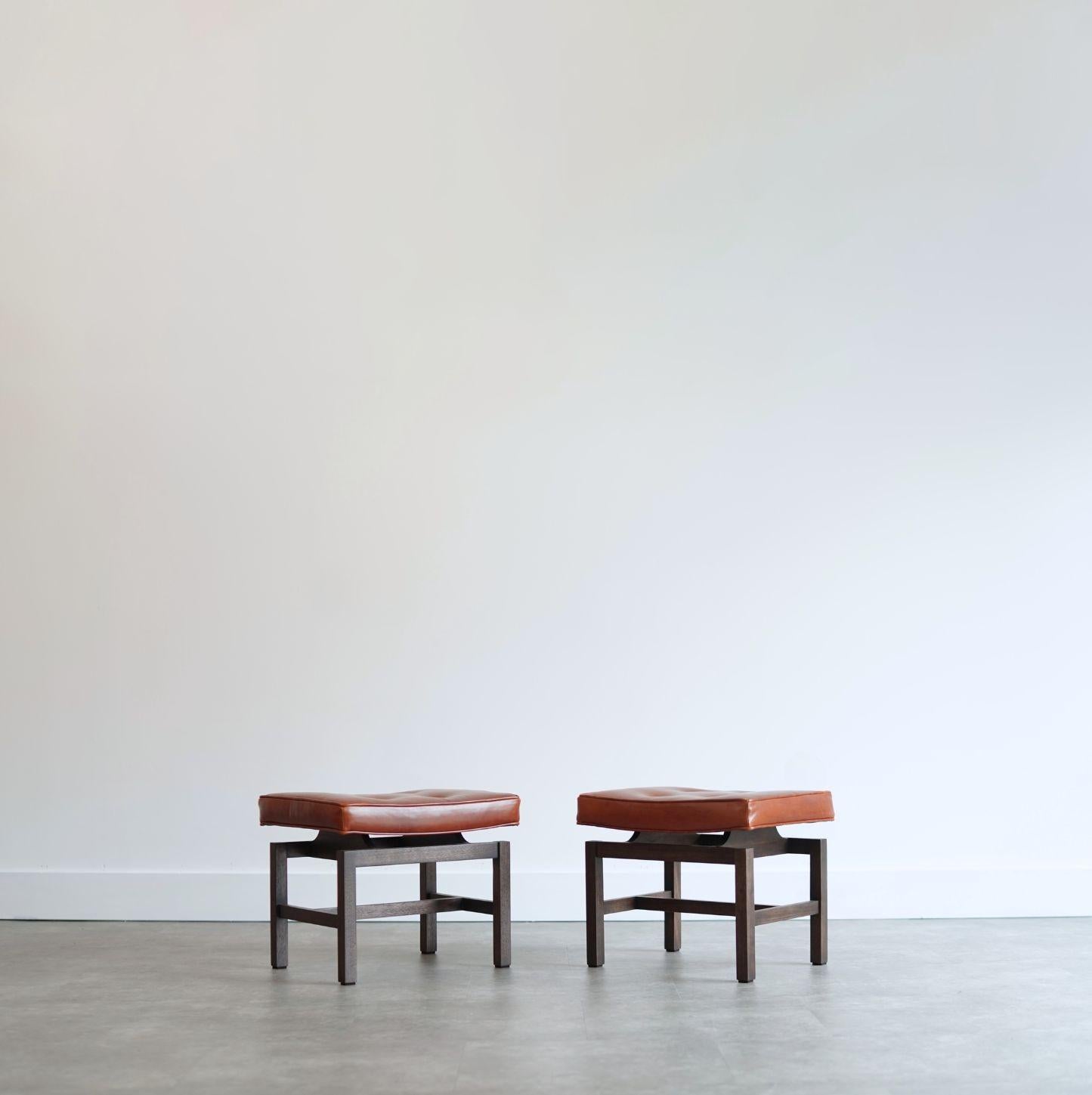 Hocker-Set des dänisch-amerikanischen Designers Jens Risom, vollständig restauriert von Stamford Modern. Die Massivholzrahmen wurden fachmännisch in einem satten Espressoton lackiert, der ihre klaren, modernen Linien unterstreicht. Jeder Hocker ist