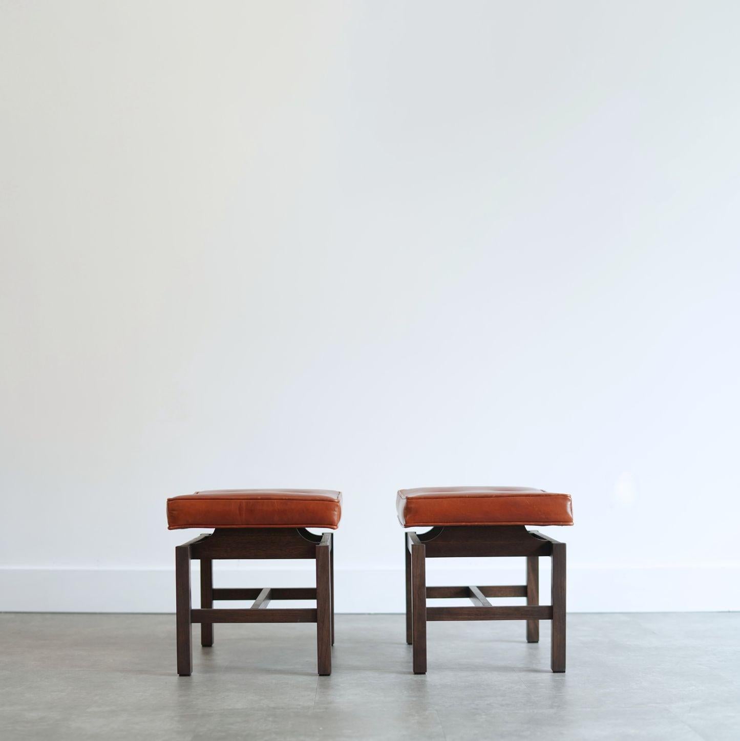 Hocker-Set von Jens Risom aus cognacfarbenem Leder, ca. 1950er Jahre (Moderne der Mitte des Jahrhunderts) im Angebot