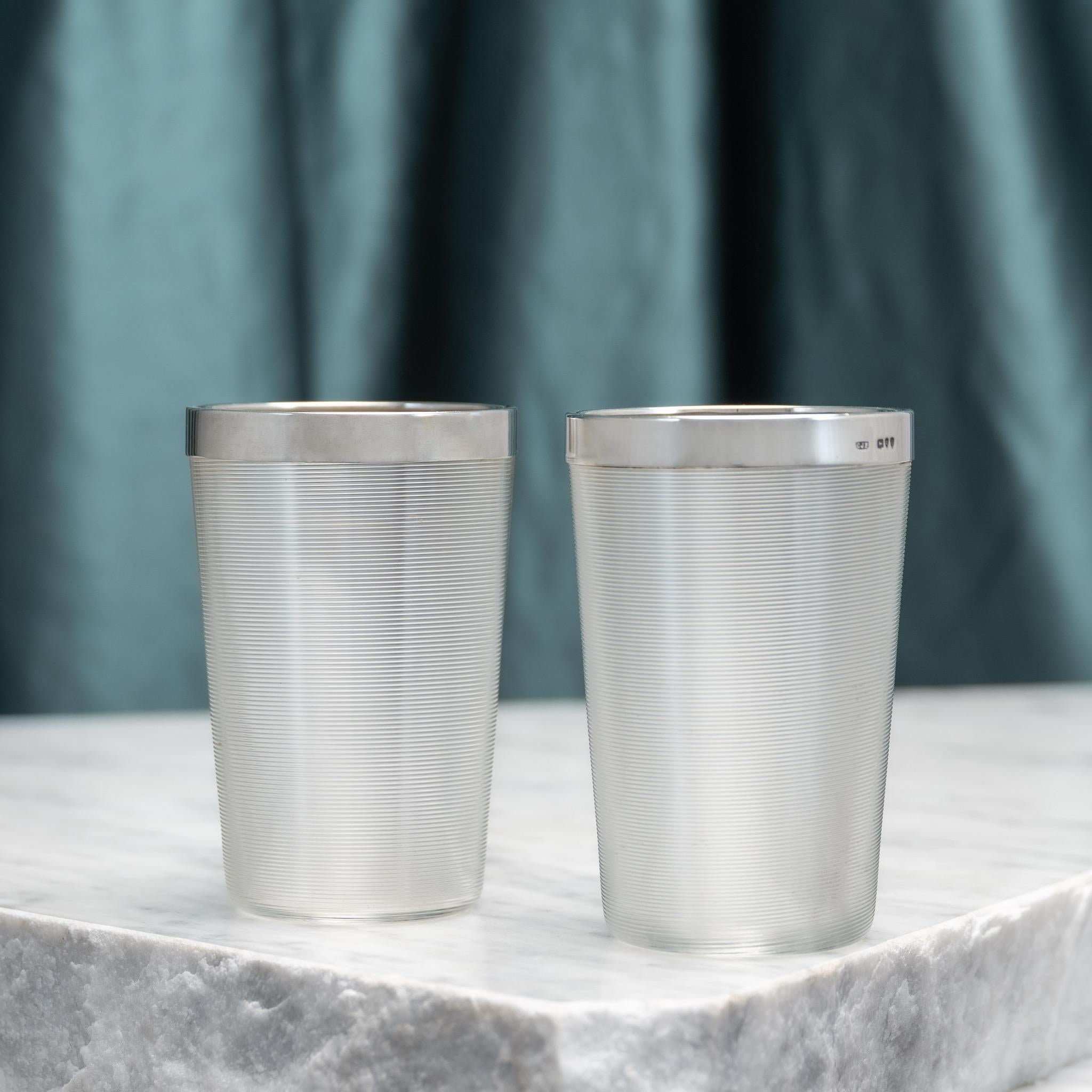 Satz 'Striker' Glas- und Silberbecher und Krug, gestempelt London 1883. (Britisch) im Angebot