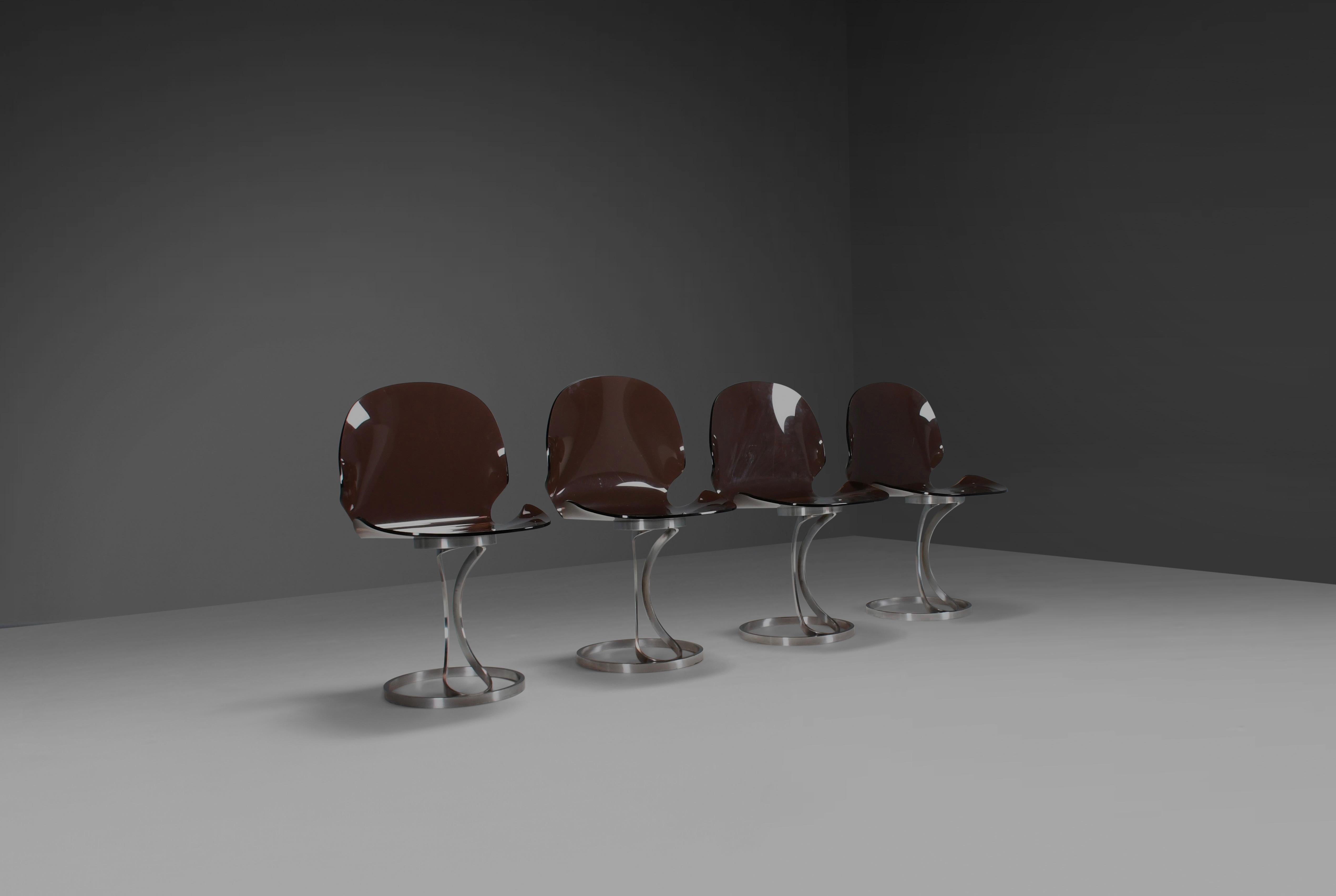 Stunning sculptural dining chairs in very good condition.

These stunning sculptural chairs, crafted by the renowned Maison Rinck in 1973, embody the elegance and innovation of French design.

Maison Rinck, a prestigious furniture maker established