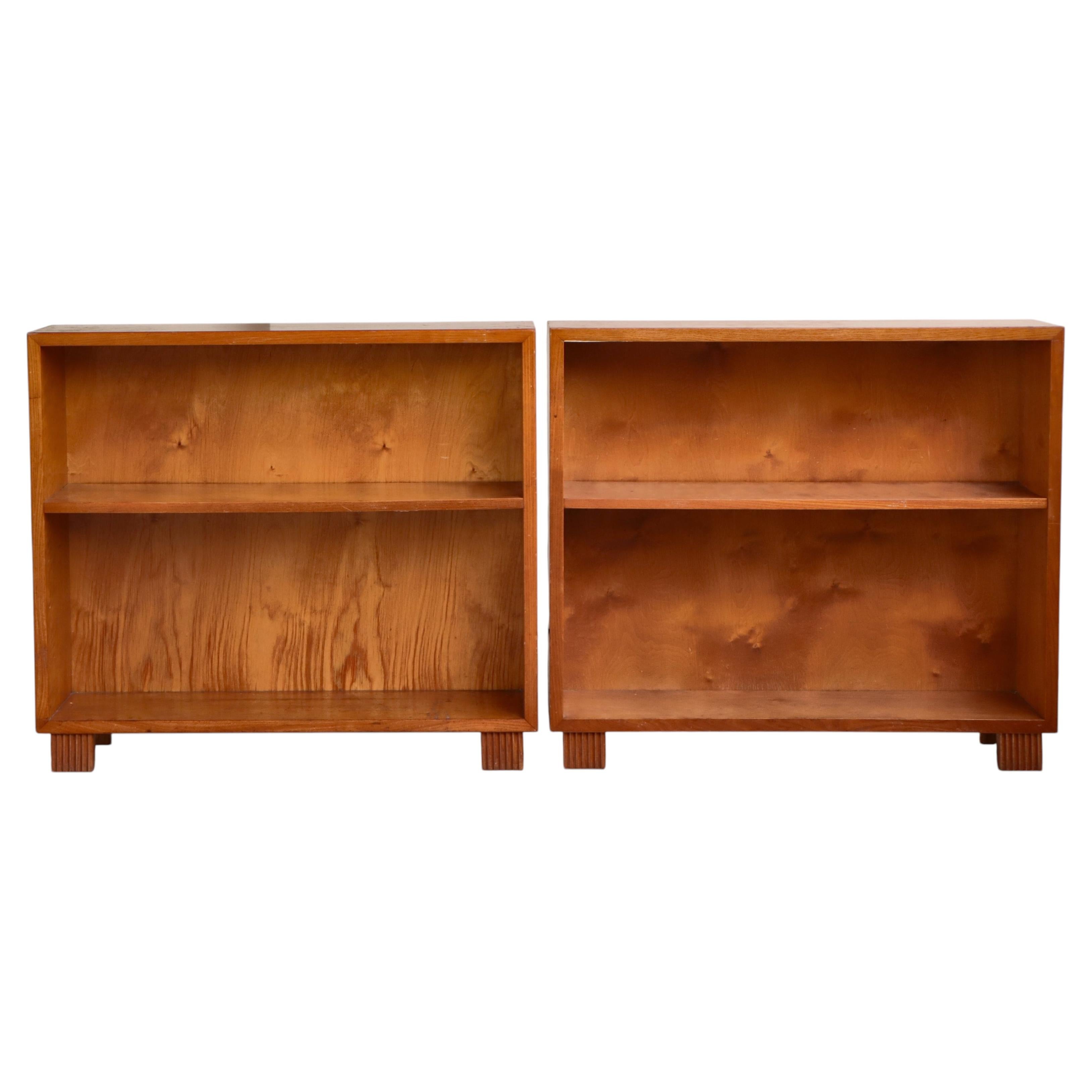 Conjunto de estanterías «Swedish Grace» de madera de olmo y abedul con patas acanaladas, década de 1930 en venta