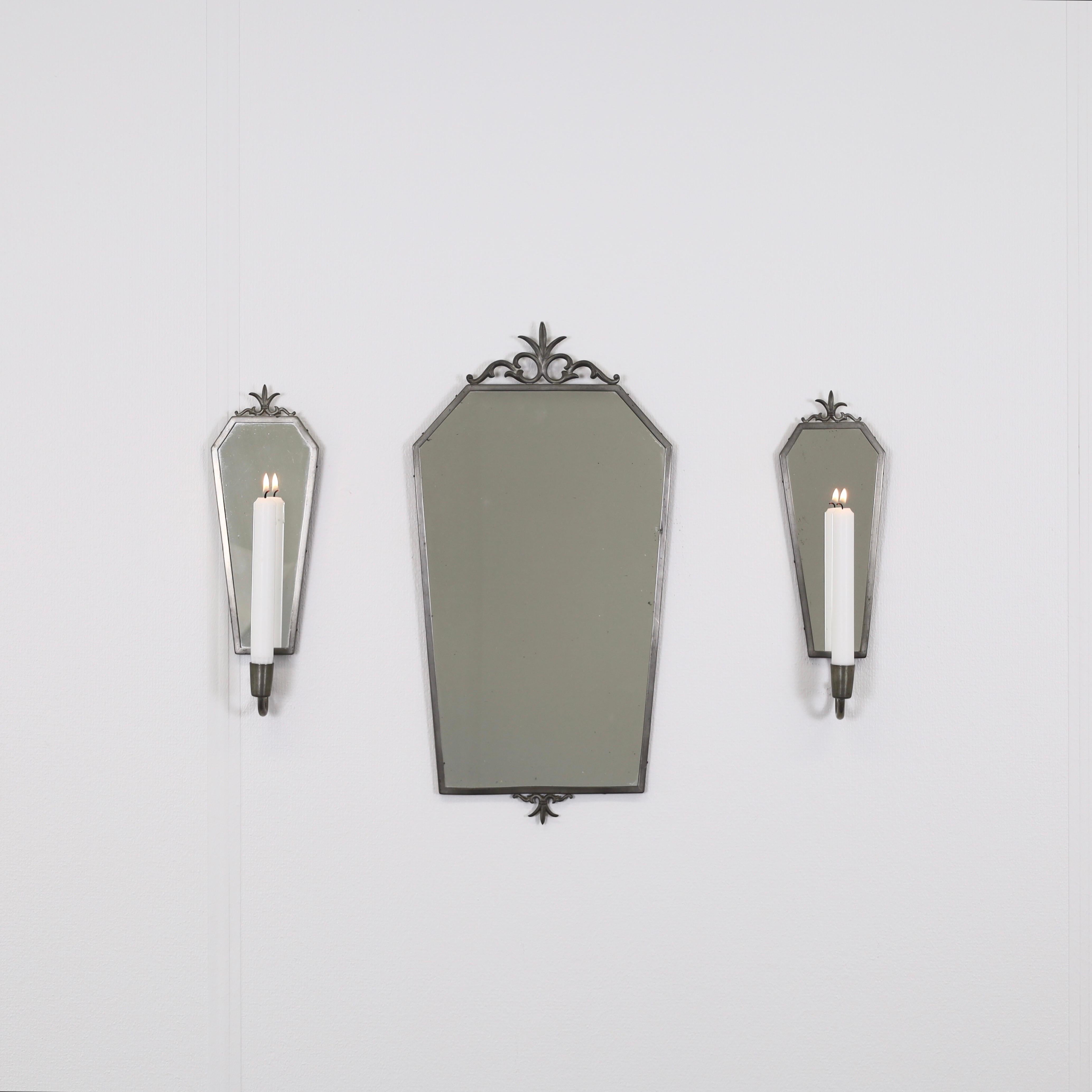 Satz schwedischer Zinnspiegel mit Wandkerzenleuchtern aus dem Jahr 1932. Ein schöner Beitrag für einen schönen Ort. 

* Zinnspiegel mit einem Paar passender Kerzenständer, ebenfalls mit Spiegeln.
* Hersteller: Svenskt Tenn
* Jahr: 1932 (F8)
*