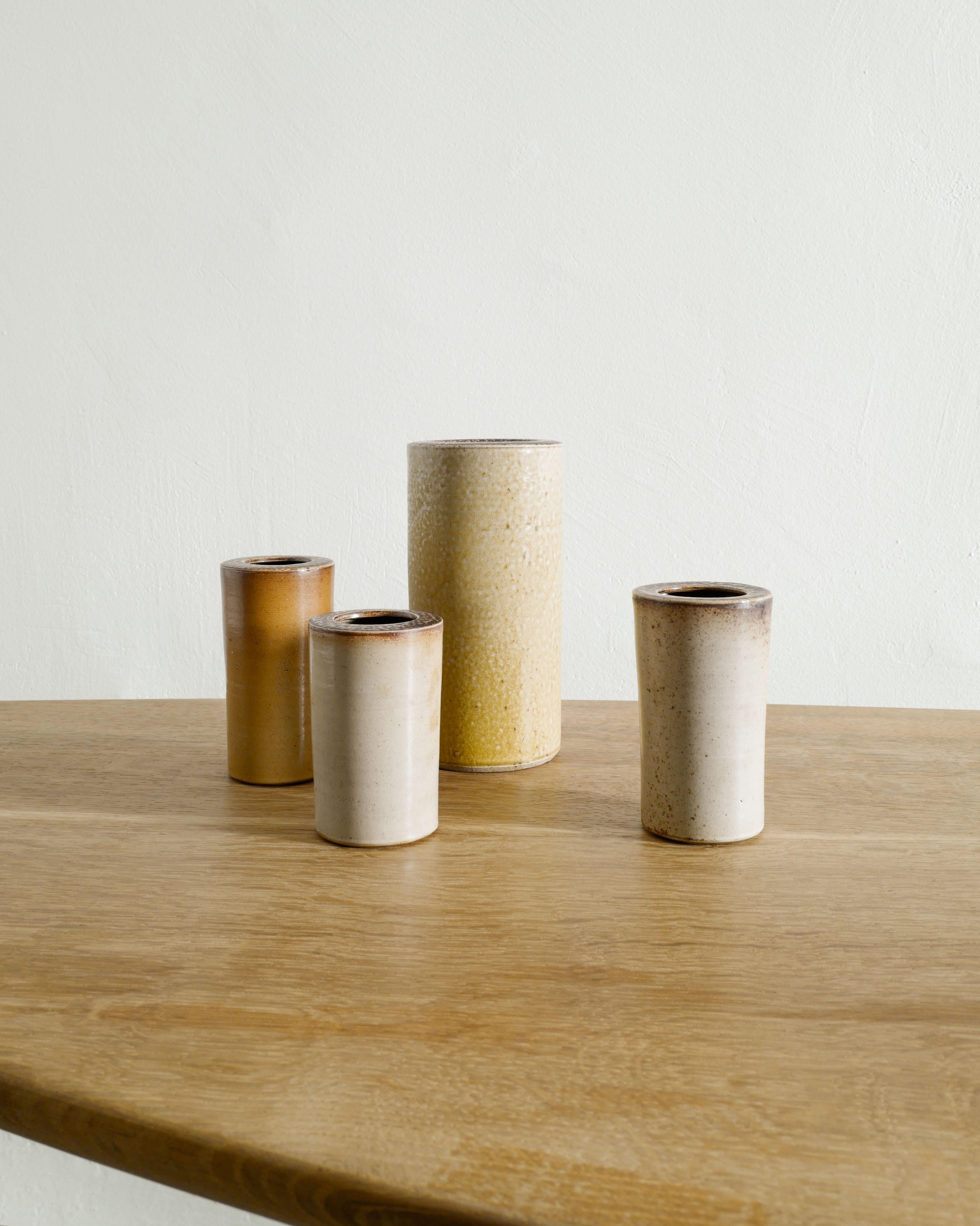 Raro set di quattro vasi svedesi in ceramica a cilindro della metà del secolo, prodotti da Wallåkra Svezia, anni '40. In buone condizioni originali. Tutti firmati.

Dimensioni: H: 20-11 cm / 7.85