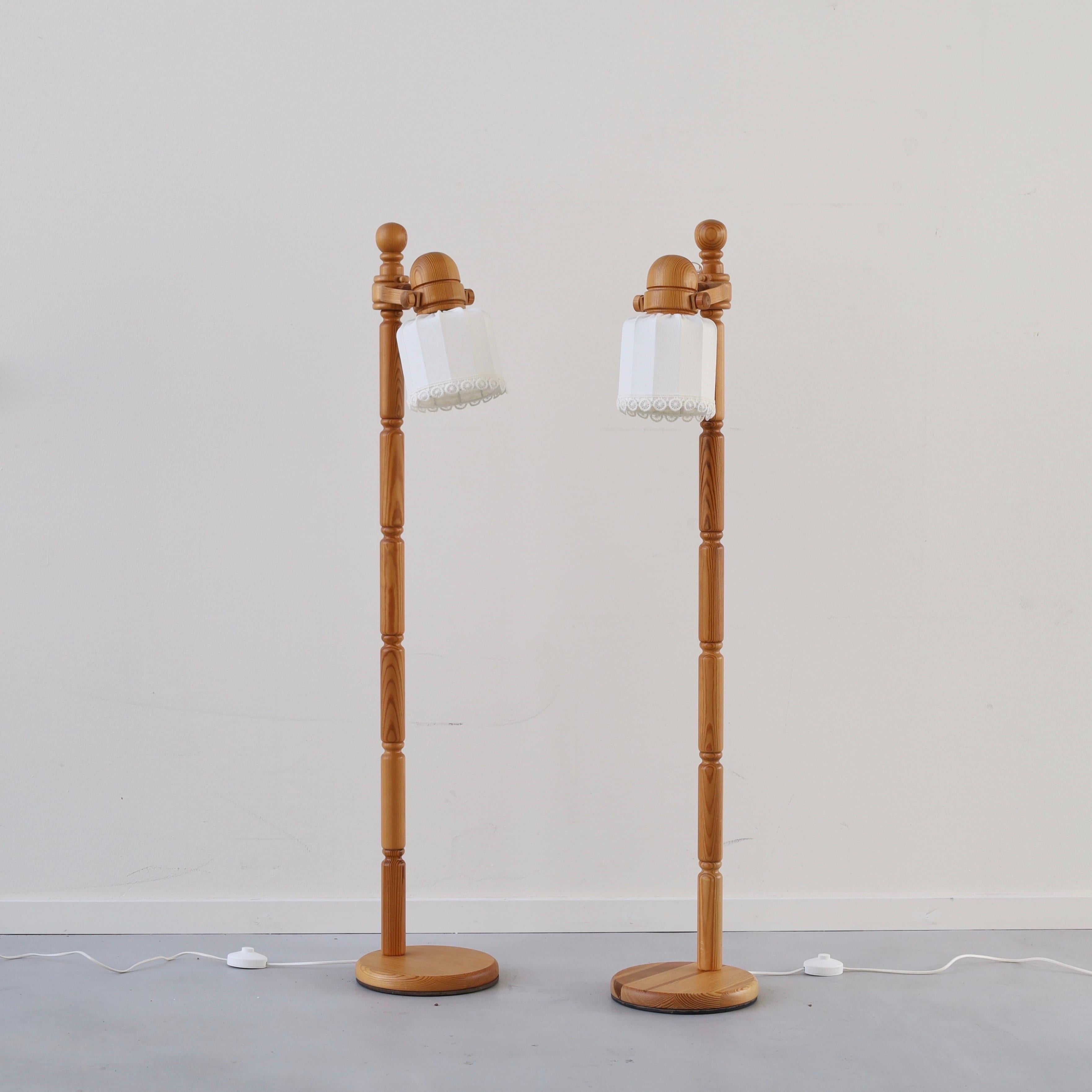 Set di lampade da terra moderne svedesi in Wood Wood realizzate da Markslöjd Sweden negli anni '70 circa. Un tocco scandinavo in un ambiente bellissimo.

* Set (2) di lampade da terra in Wood Wood con paralumi regolabili in tessuto bianco.
*