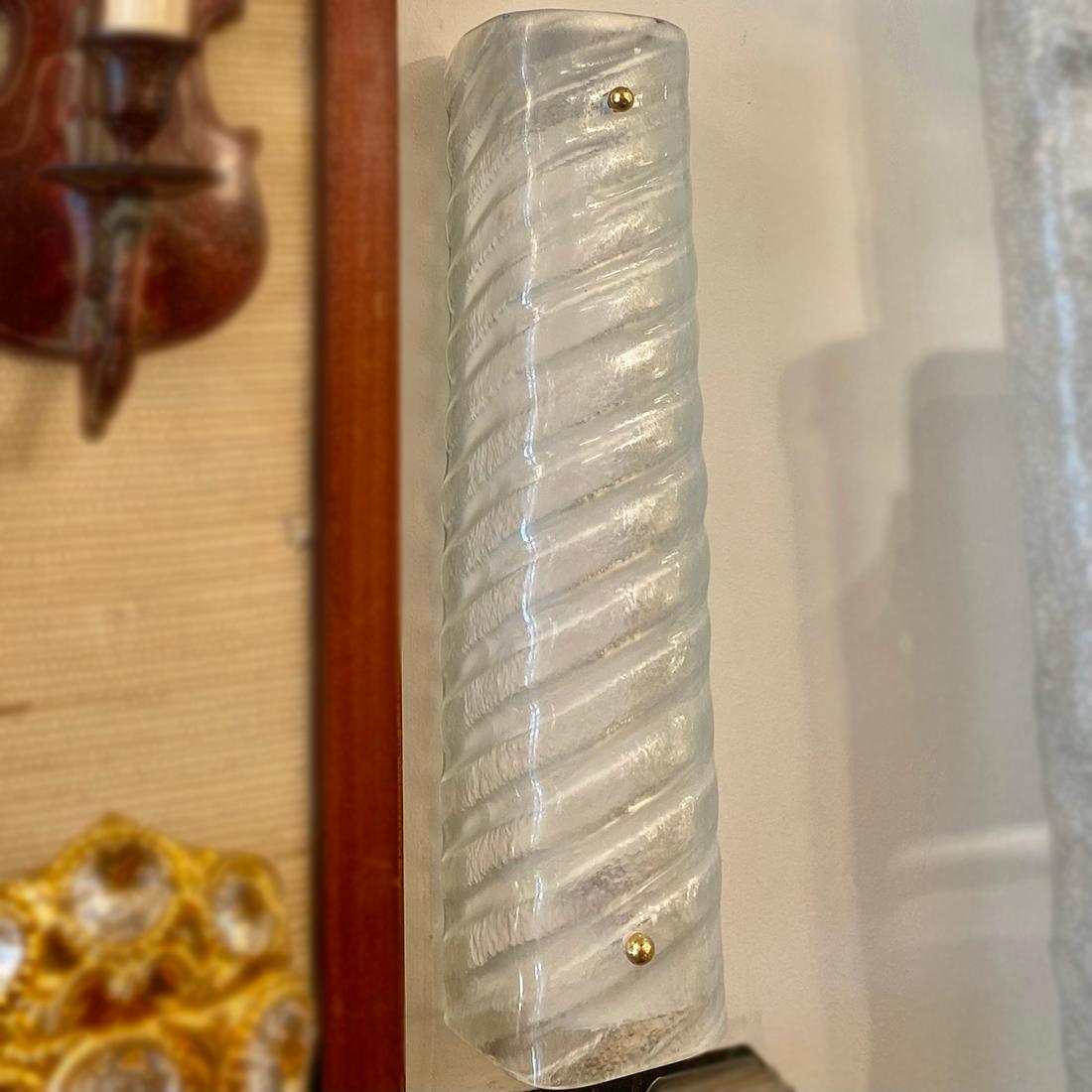 Metà XX secolo Set di lampade svedesi in vetro modellato, vendute a coppia in vendita